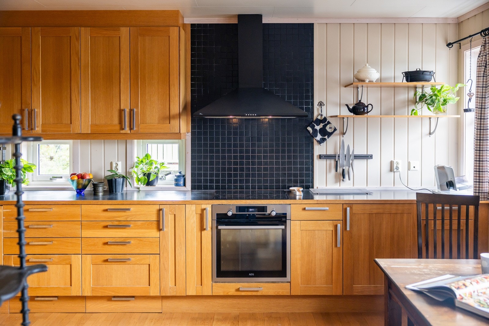 Innredningen har klassiske, profilerte fronter og laminert benkeplate med nedfelt utslagsvask. Galleribilde