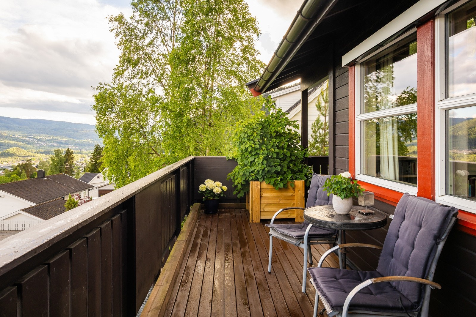 Fra stuen og hovedsoverommet er det utgang til en flott, solrik terrasse på hele 54 kvm - perfekt for utemøbler, spiseplass og loungedel. Galleribilde