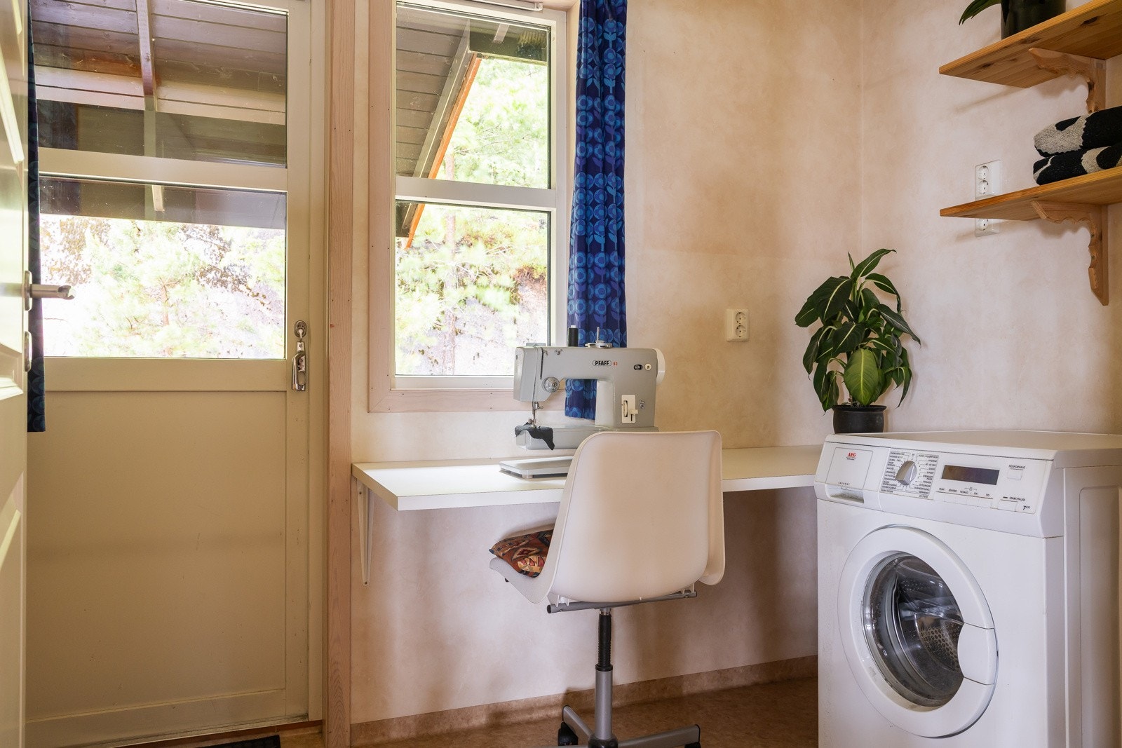 Vaskerommet er praktisk utstyrt med sluk, og gir godt med plass til både vaskemaskin og tørketrommel. Galleribilde