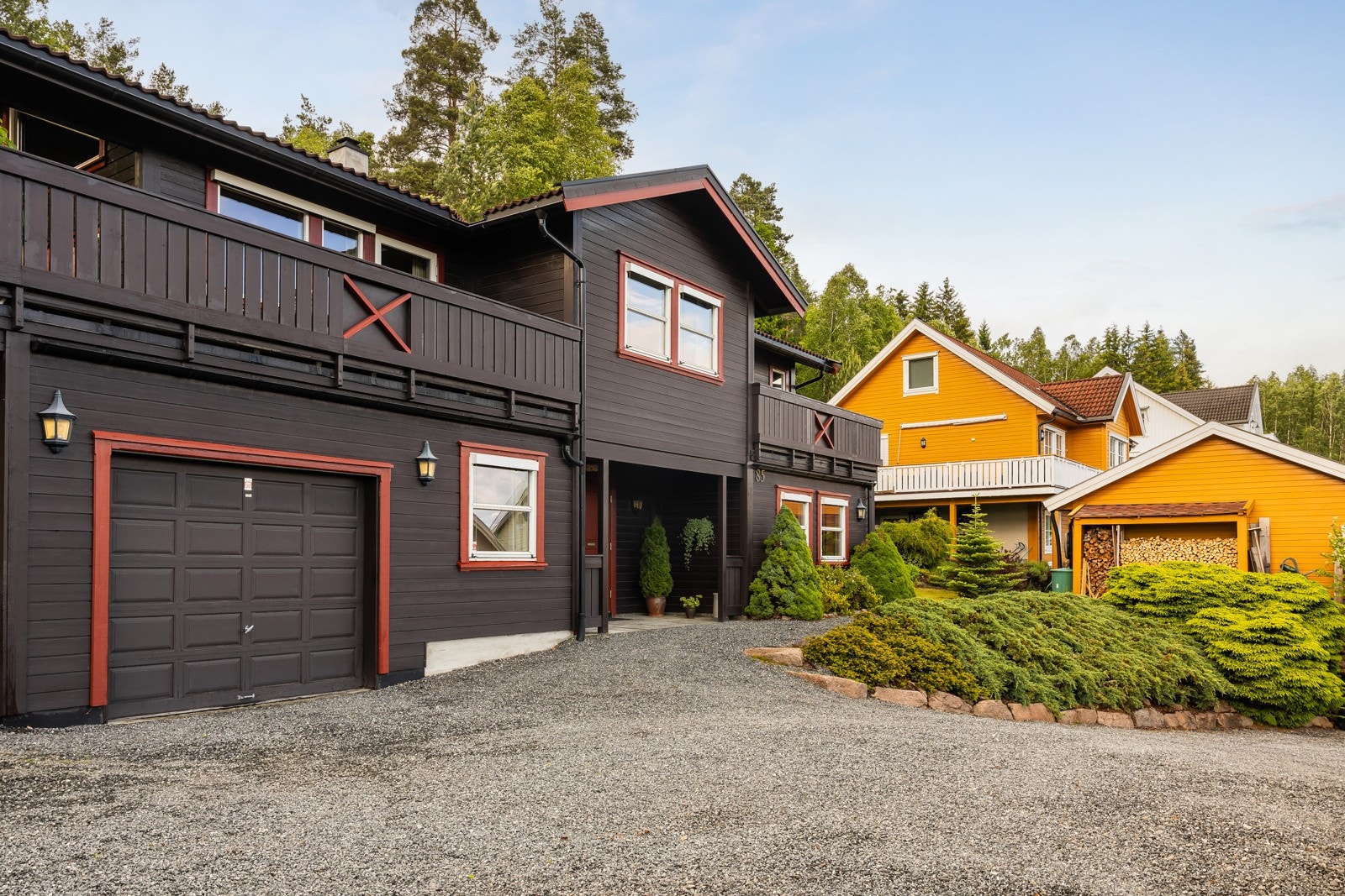 Boligen har en romslig garasje med plass til en bil, og gårdsplass med gode parkeringsmuligheter. Galleribilde