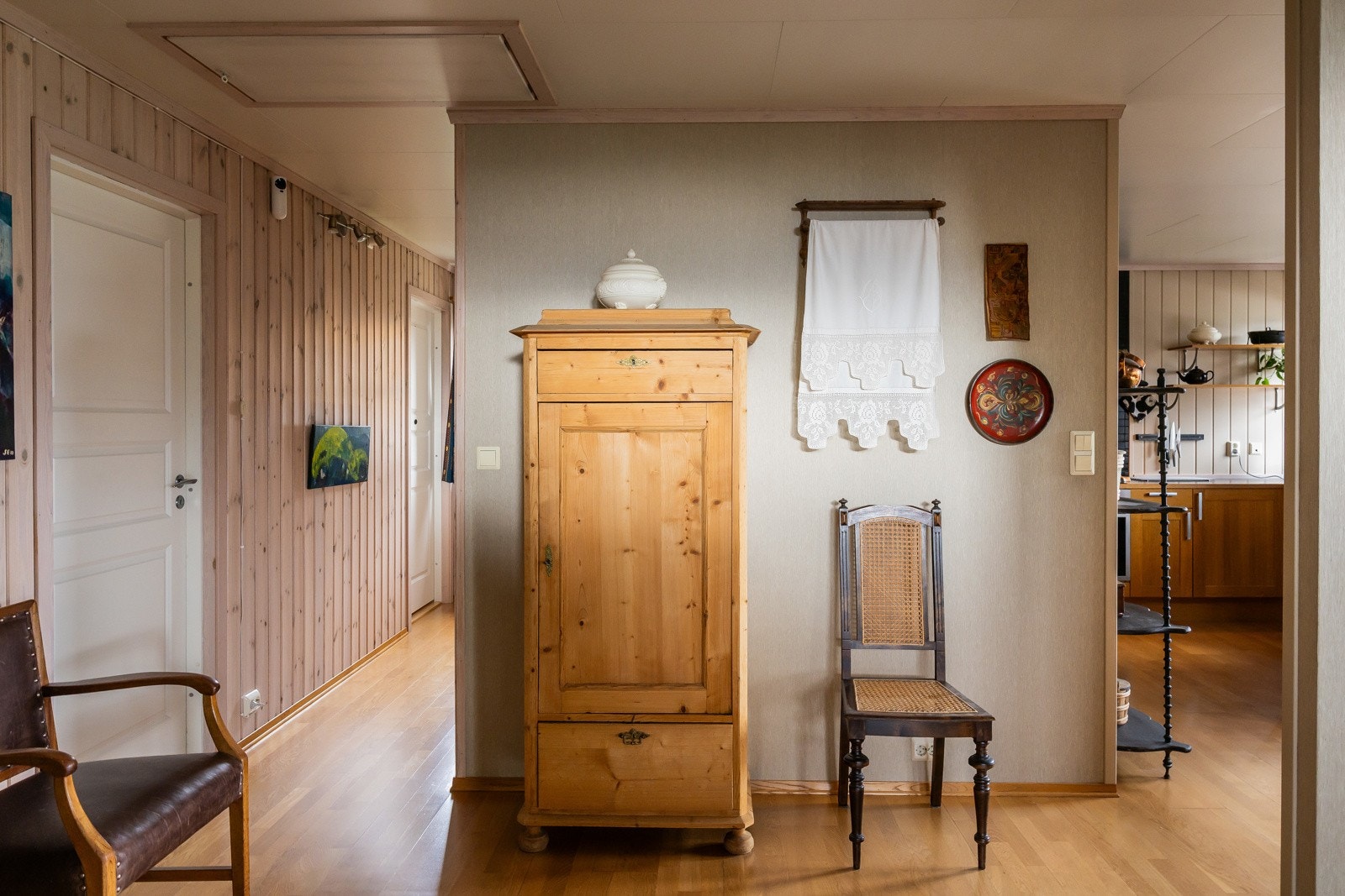 Kjøkkenet ligger i eget rom fra stuen. Galleribilde