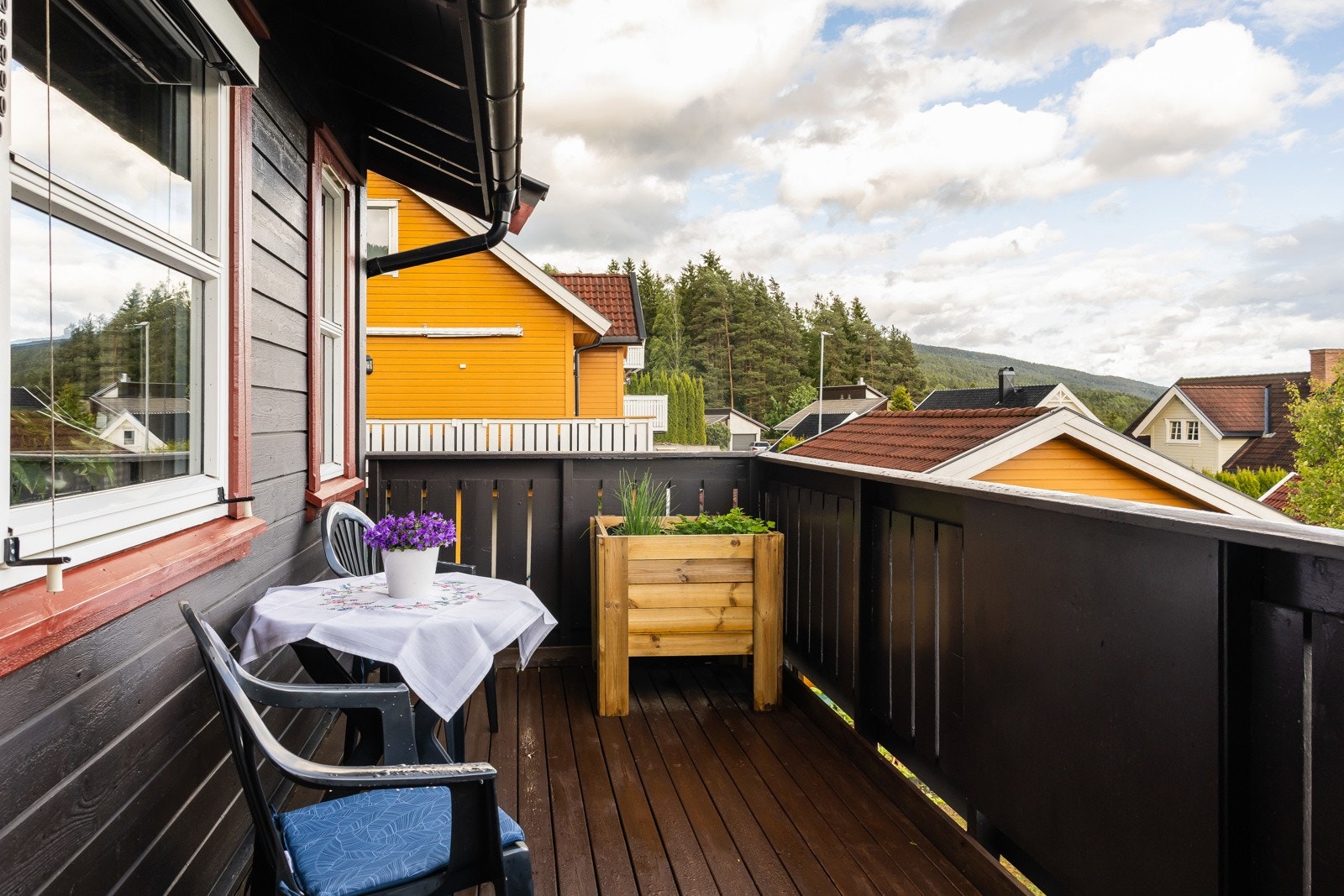 Her kan morgenkaffen og frokosten nytes til den flotte utsikten. Galleribilde