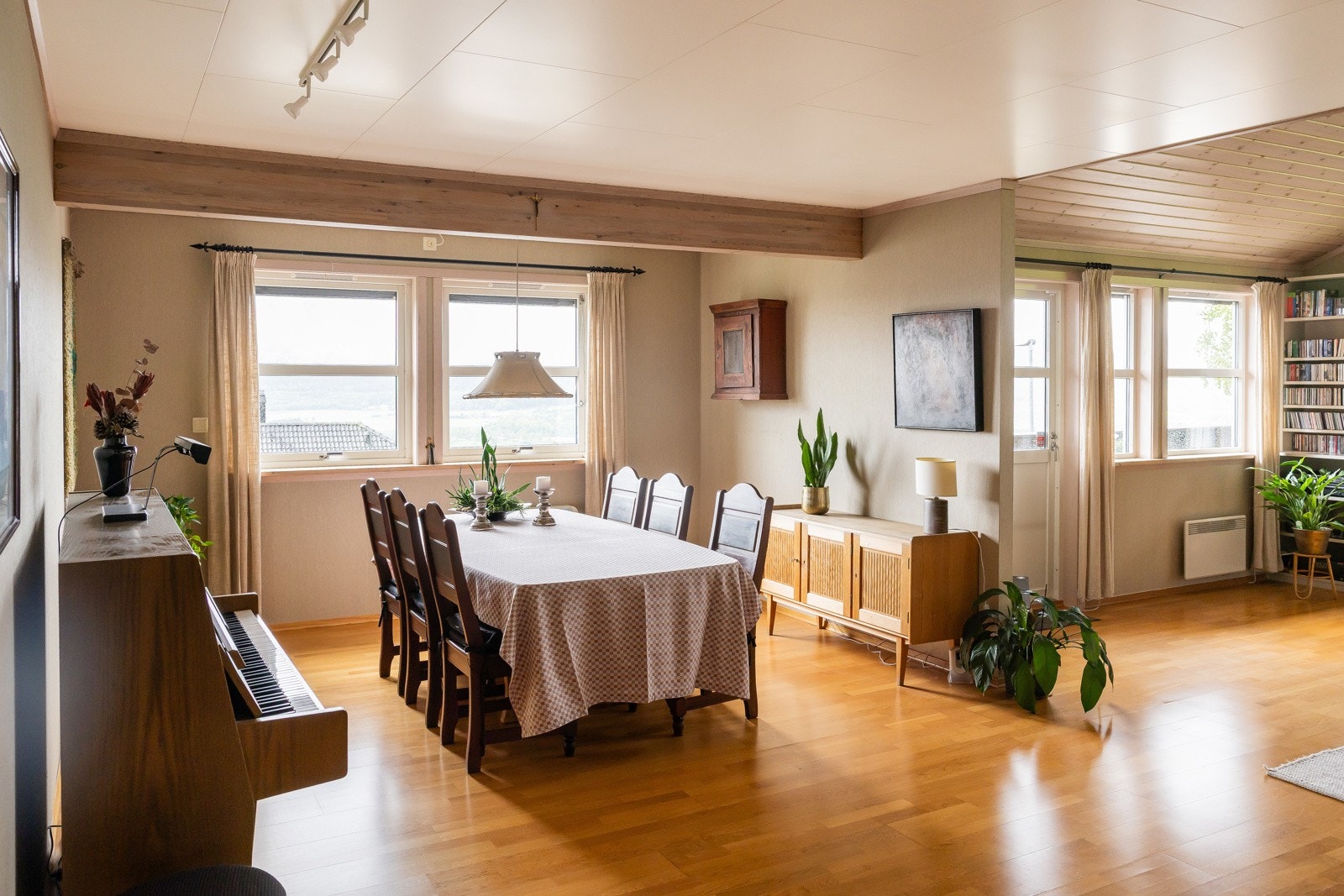 De store vindusflatene slipper inn rikelig med dagslys og skaper en luftig atmosfære, samtidig som de gir flott utsyn mot uteområdet. Galleribilde