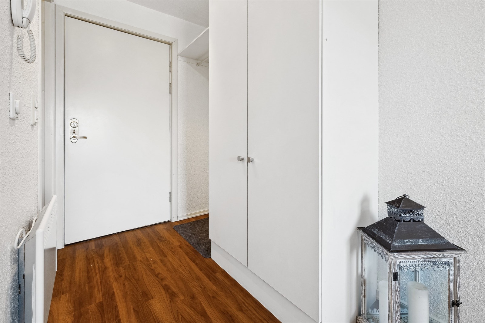 Velkommen inn! Ved entreen er det god plass for å henge fra seg yttertøy i åpen garderobeløsning og i garderobeskap. Galleribilde