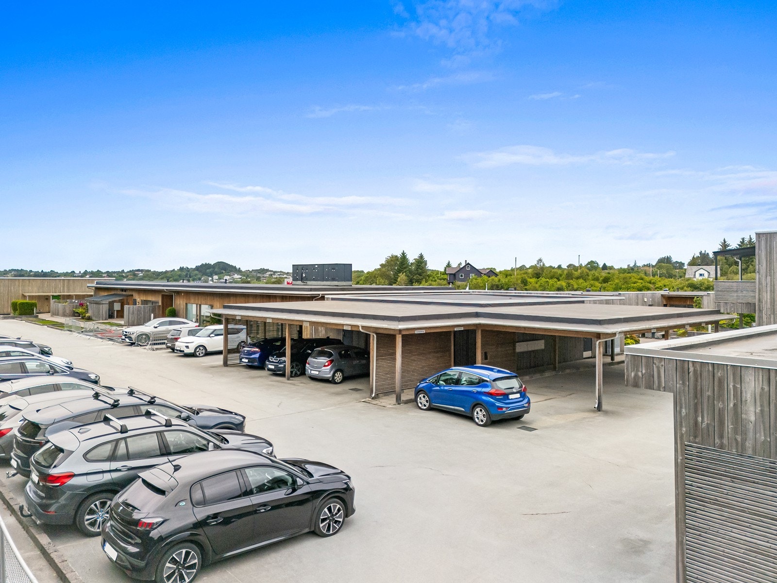Hver seksjon har egen parkeringsplass i carport. Galleribilde