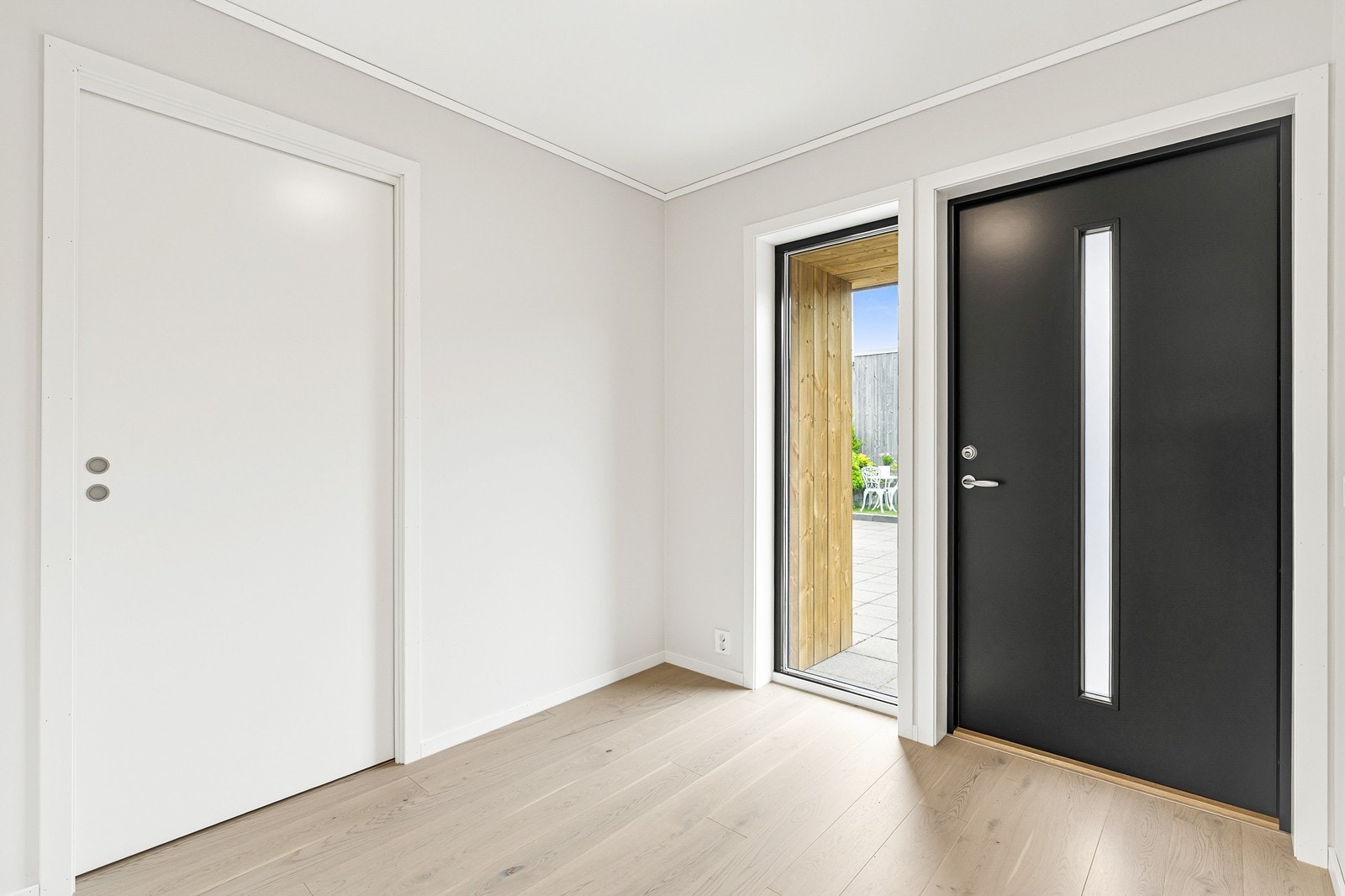 Entré med plass til diverse oppbevaringsløsninger, og direkte inngang til innvendig bod. Galleribilde