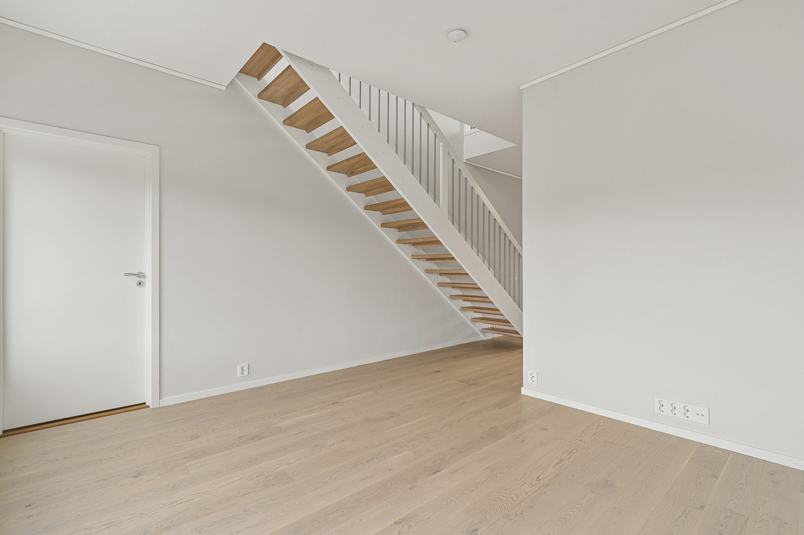 Stue og kjøkken i åpen, arealeffektiv løsning. Galleribilde