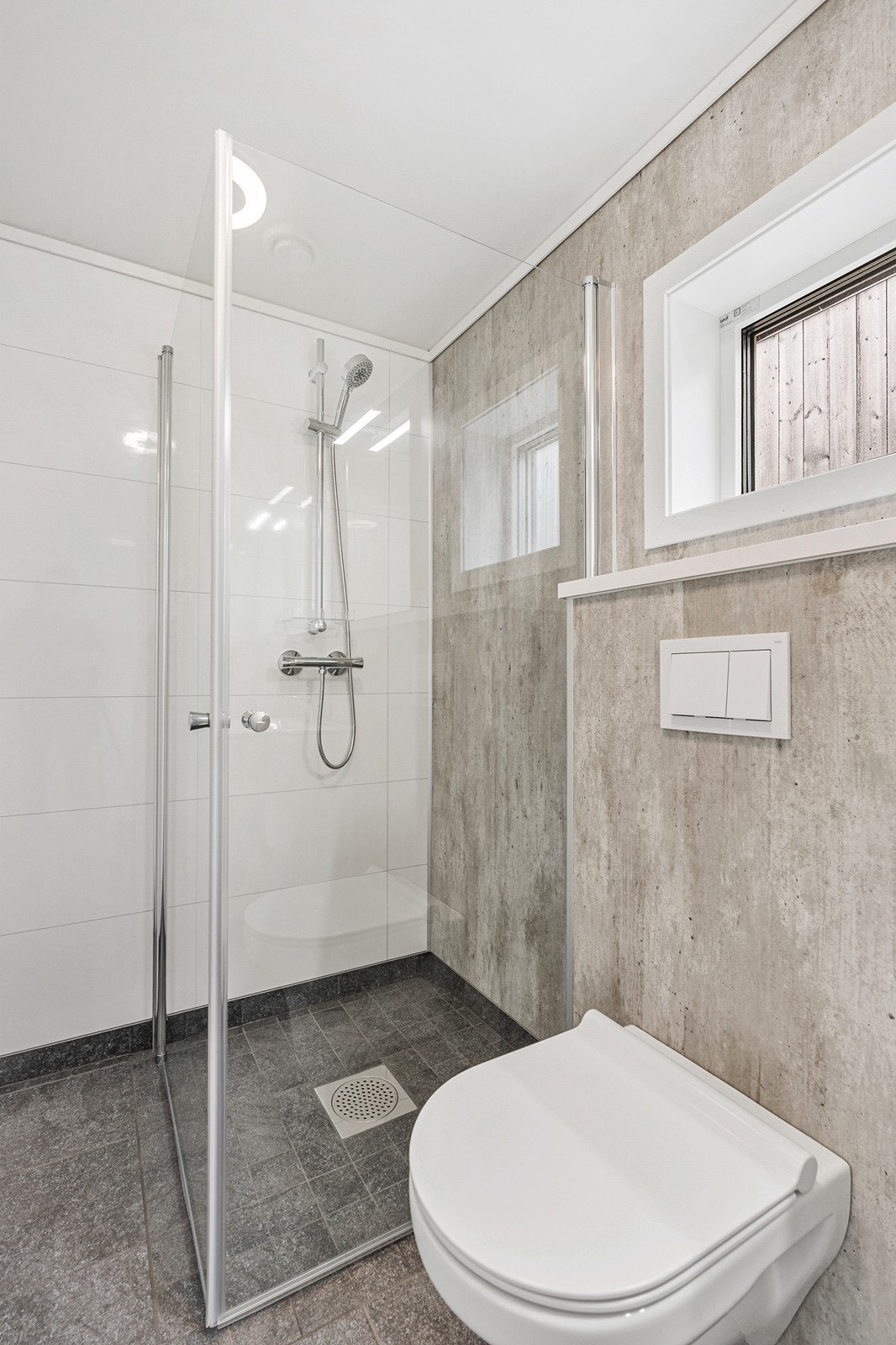 Badet er kledd i de samme våtromsplatene som det første badet. Galleribilde