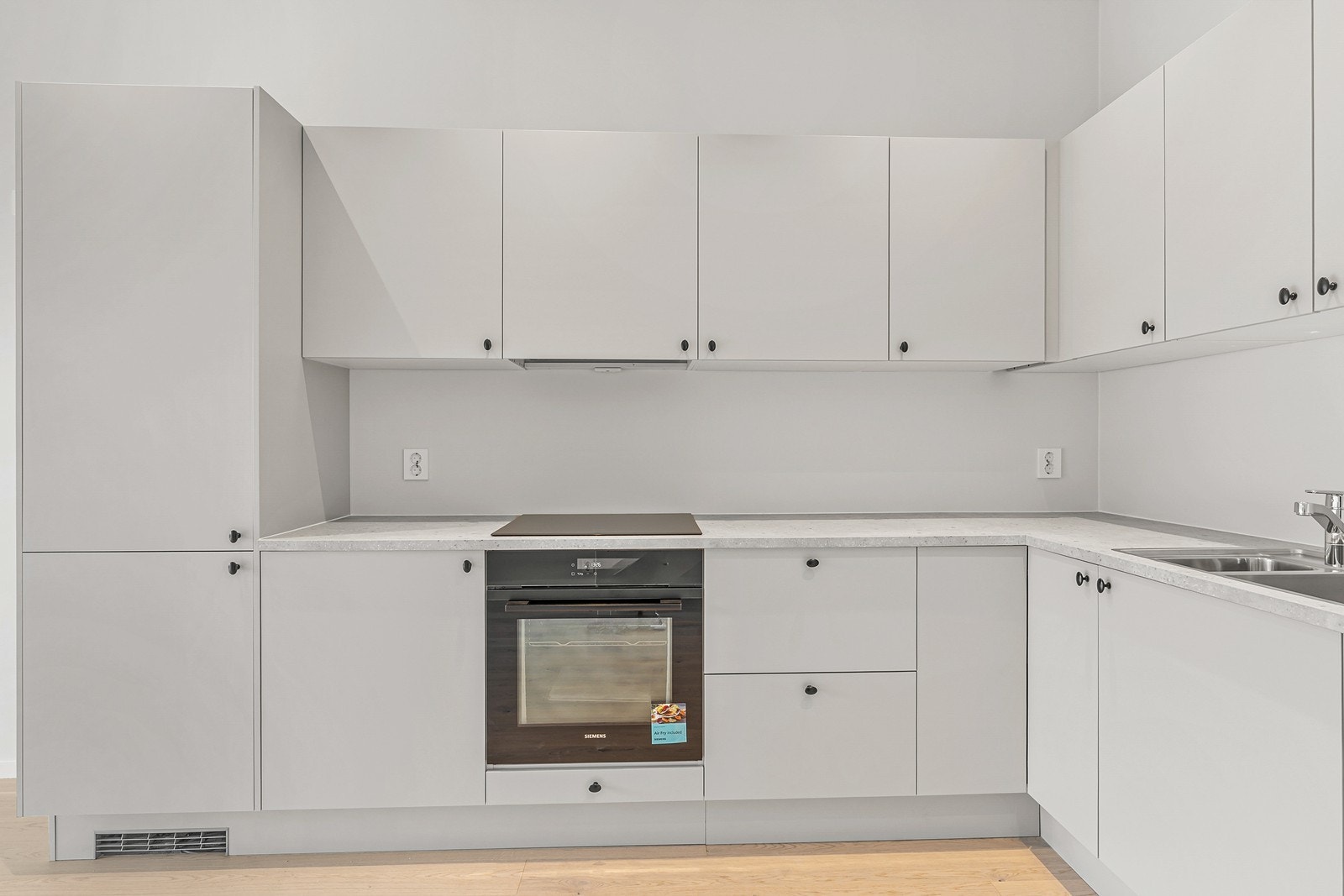 Integrerte hvitevarer fra Siemens og resirkulerende ventilator (kullfiltervifte). Galleribilde