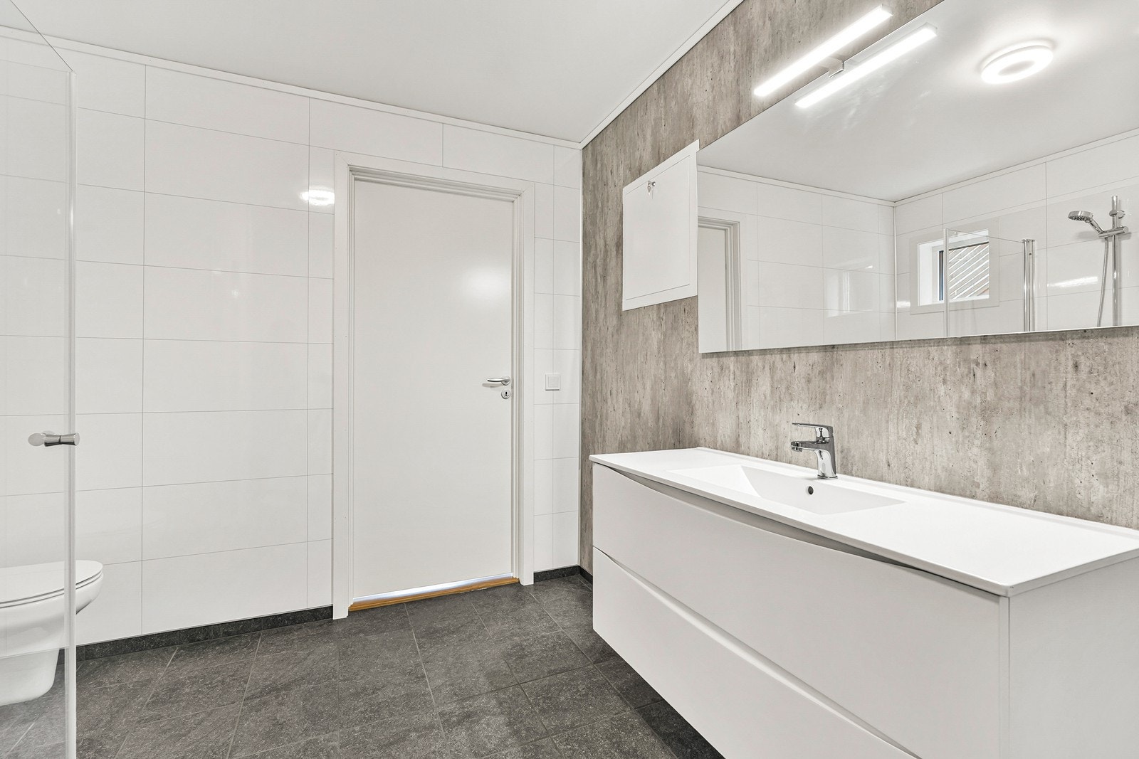 Badet har bra lys og romslig innredning. Galleribilde