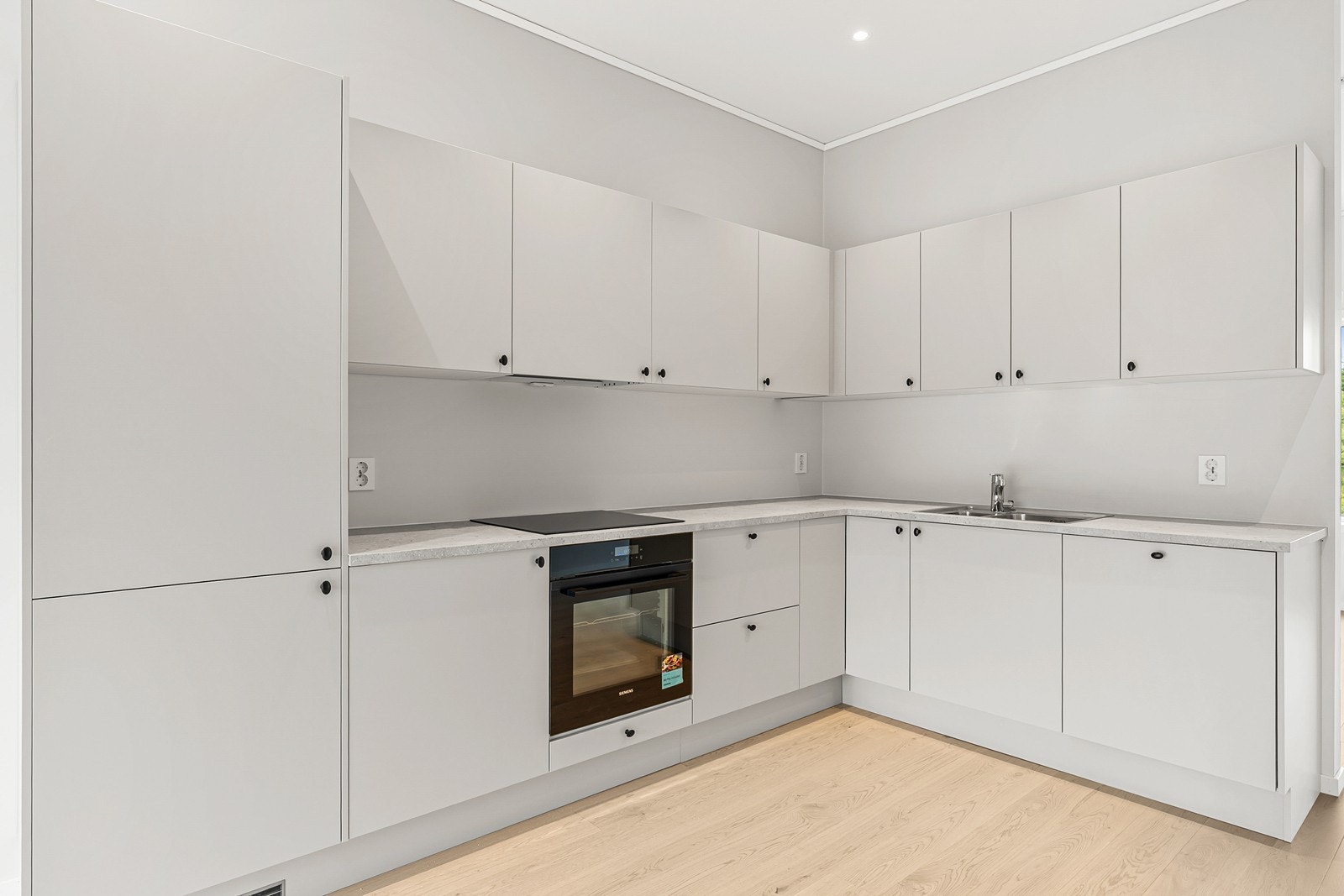 Kjøkkenet er fra Sigdal, og har et moderne og stilrent uttrykk. Galleribilde