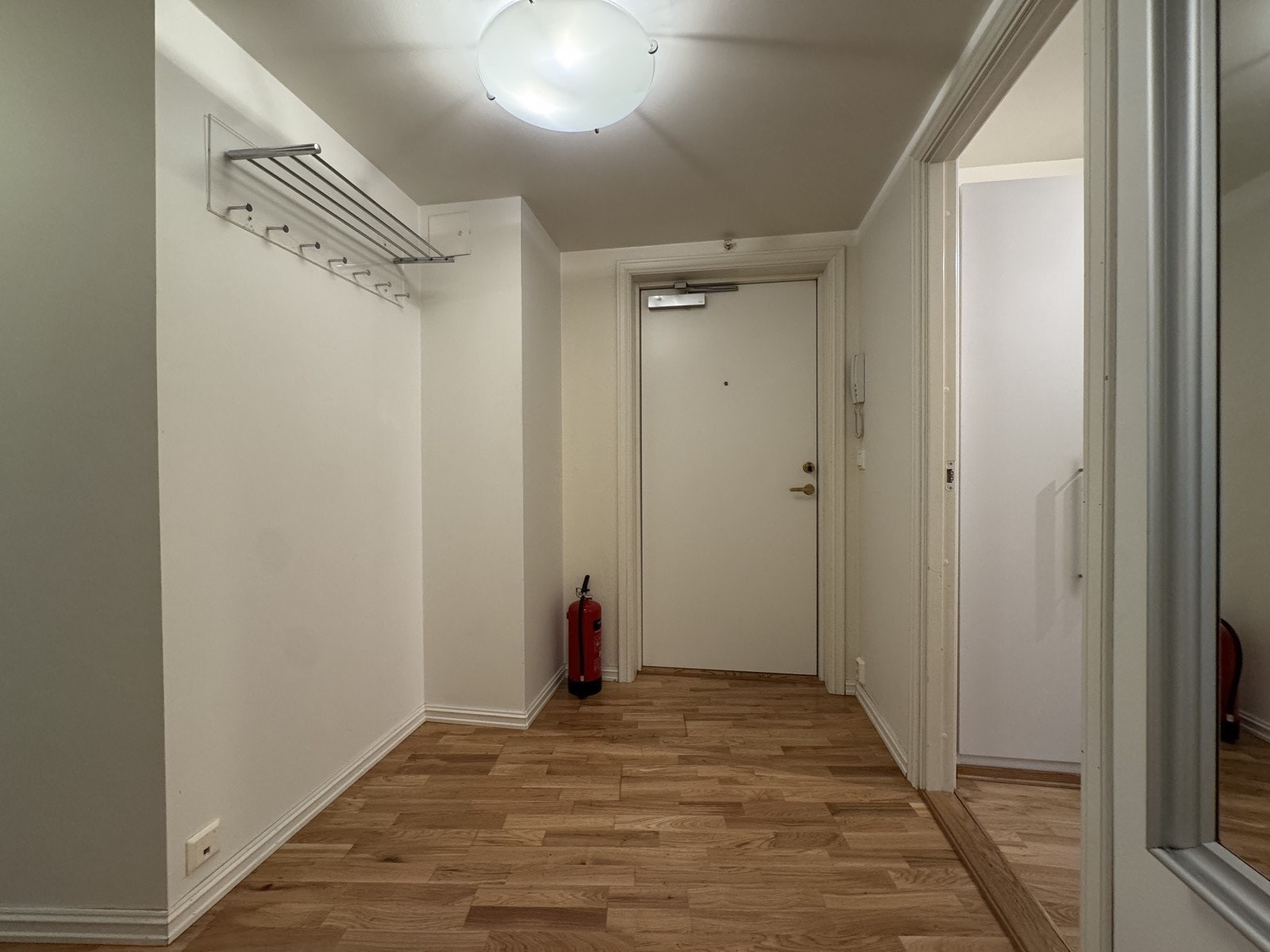 Romslig entre med skoskap. Tilgang til en innebod med gode oppbevaringsmuligheter. Galleribilde