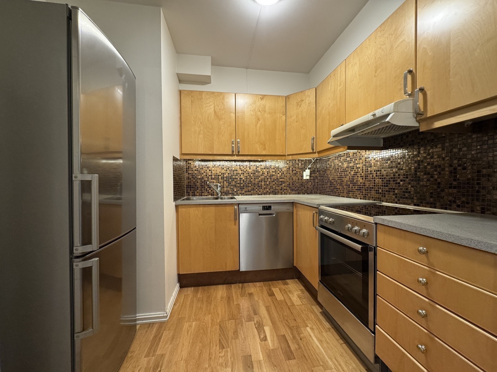 Kjøkkenet ligger i en delvis åpen løsning og har alle hvitevarer inkludert. Galleribilde