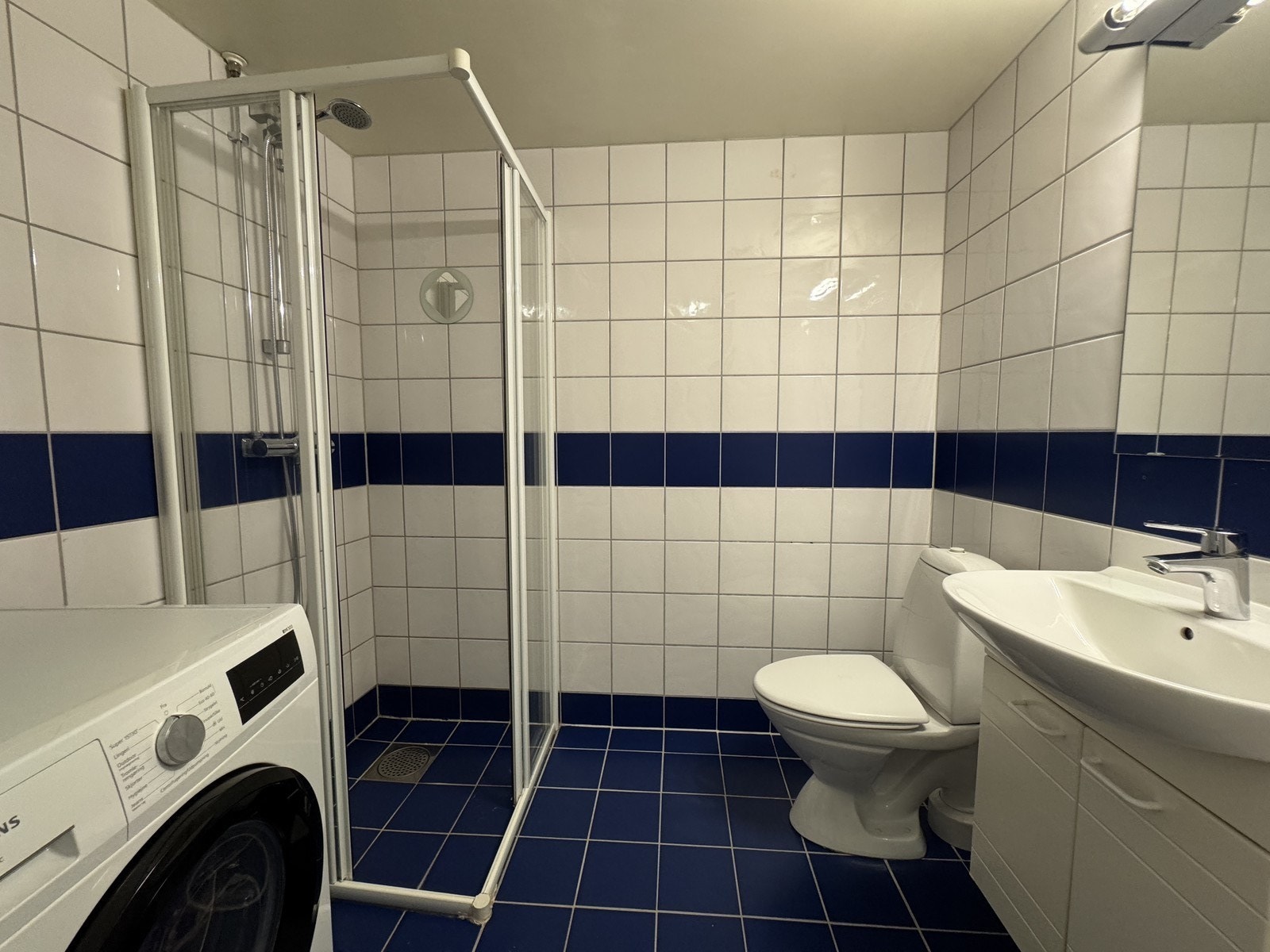 Flislagt bad med gulvvarme. Vaskemaskin medfølger. Galleribilde