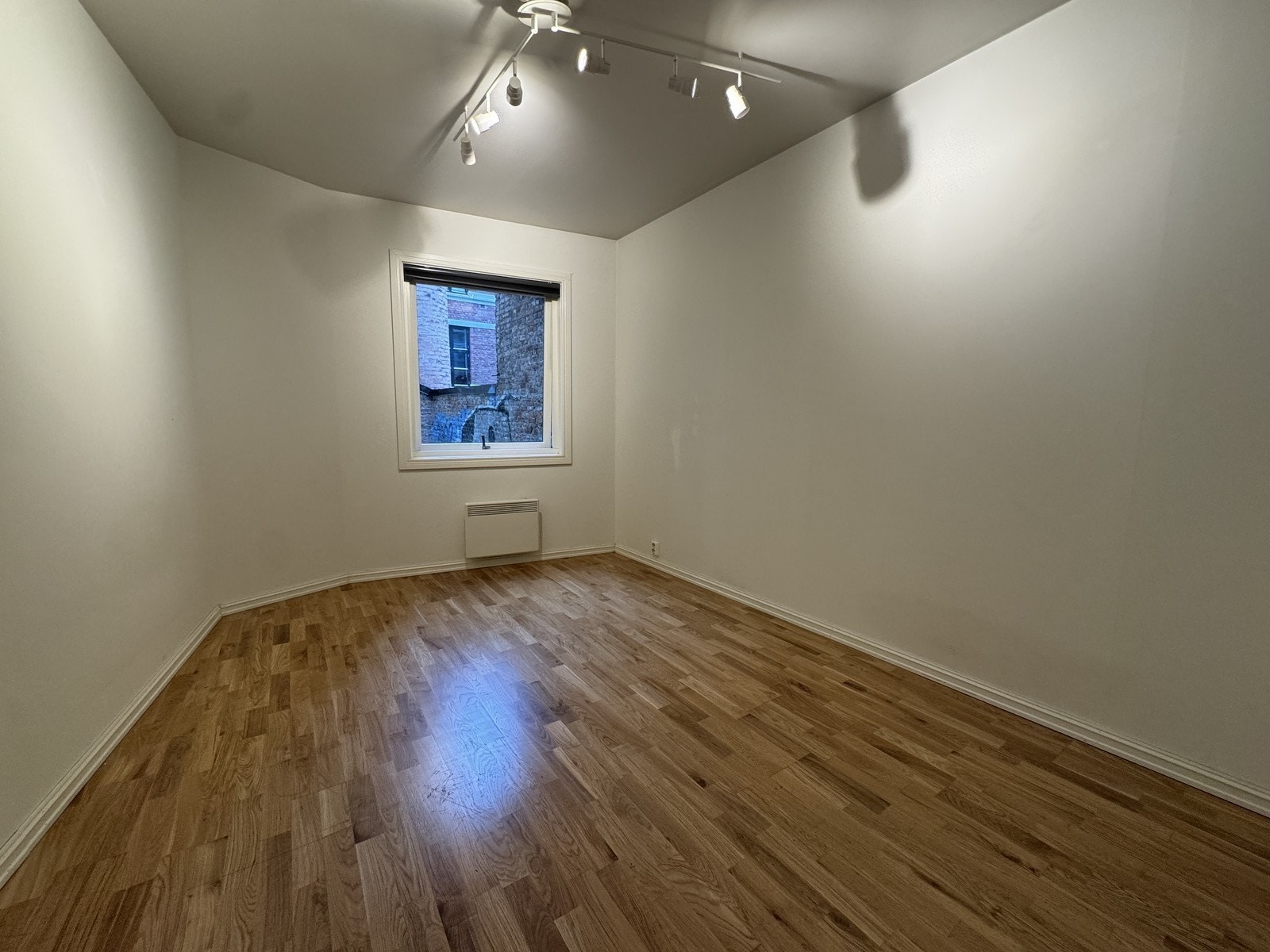 Stort og romslig hovedsoverom med plass til dobbeltseng. Vender mot rolig bakgård. Galleribilde