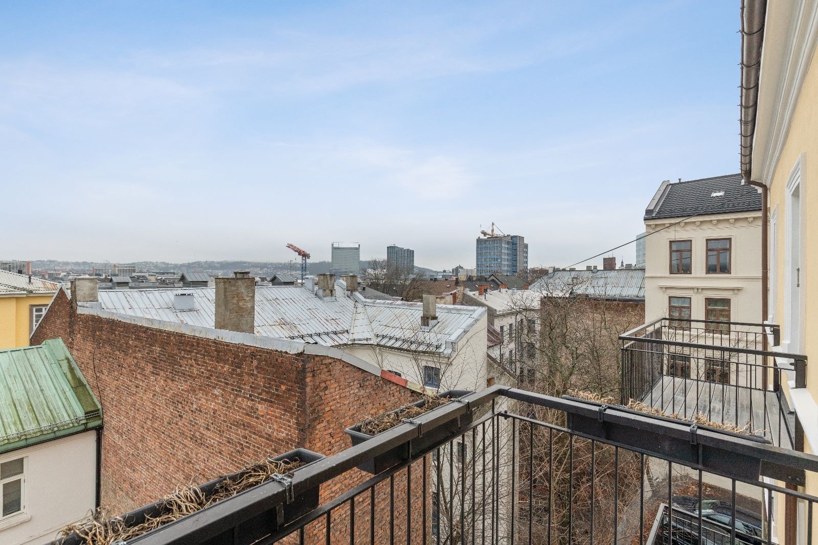 Solrik balkong med panoramautsikt. Galleribilde