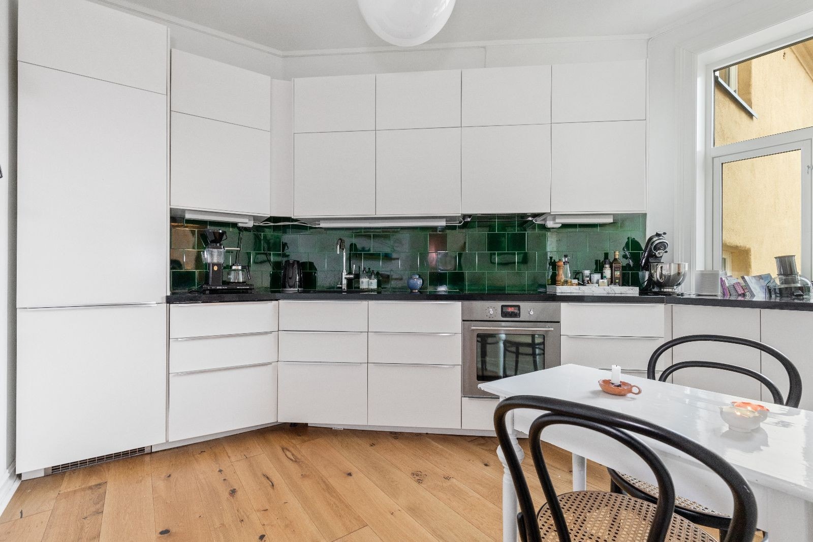 Pent og romslig kjøkken fra 2015. Integrerte hvitevarer. Galleribilde