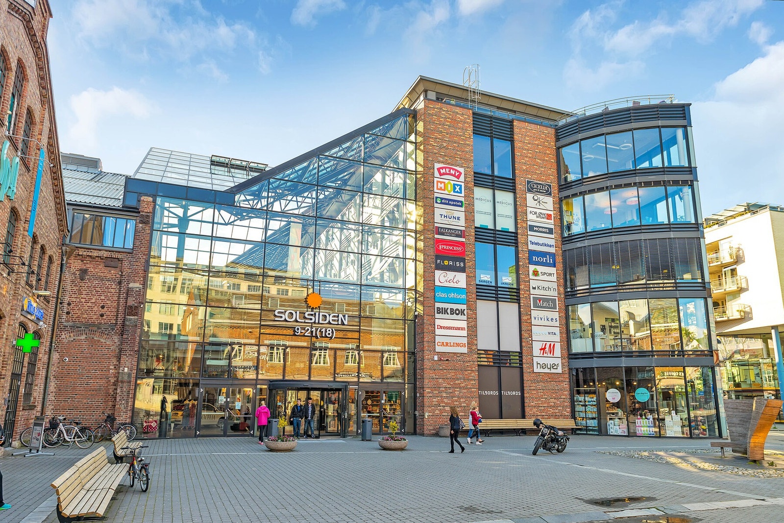 Solsiden kjøpesenter med sine butikker og restauranter ligger ca. 750 meter unna leiligheten. Galleribilde