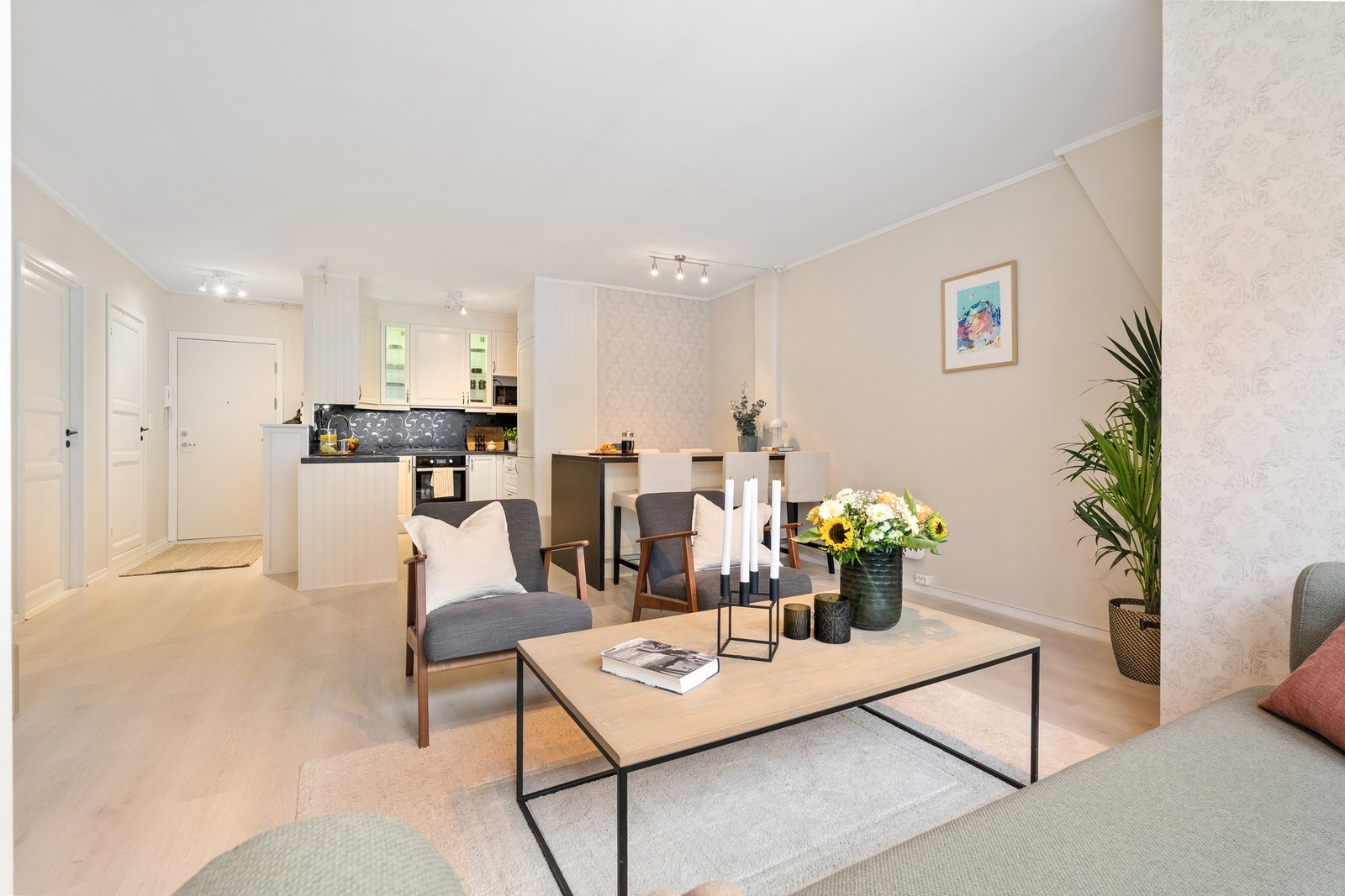 Leiligheten er malt i lyse og tidsriktige farger. Galleribilde
