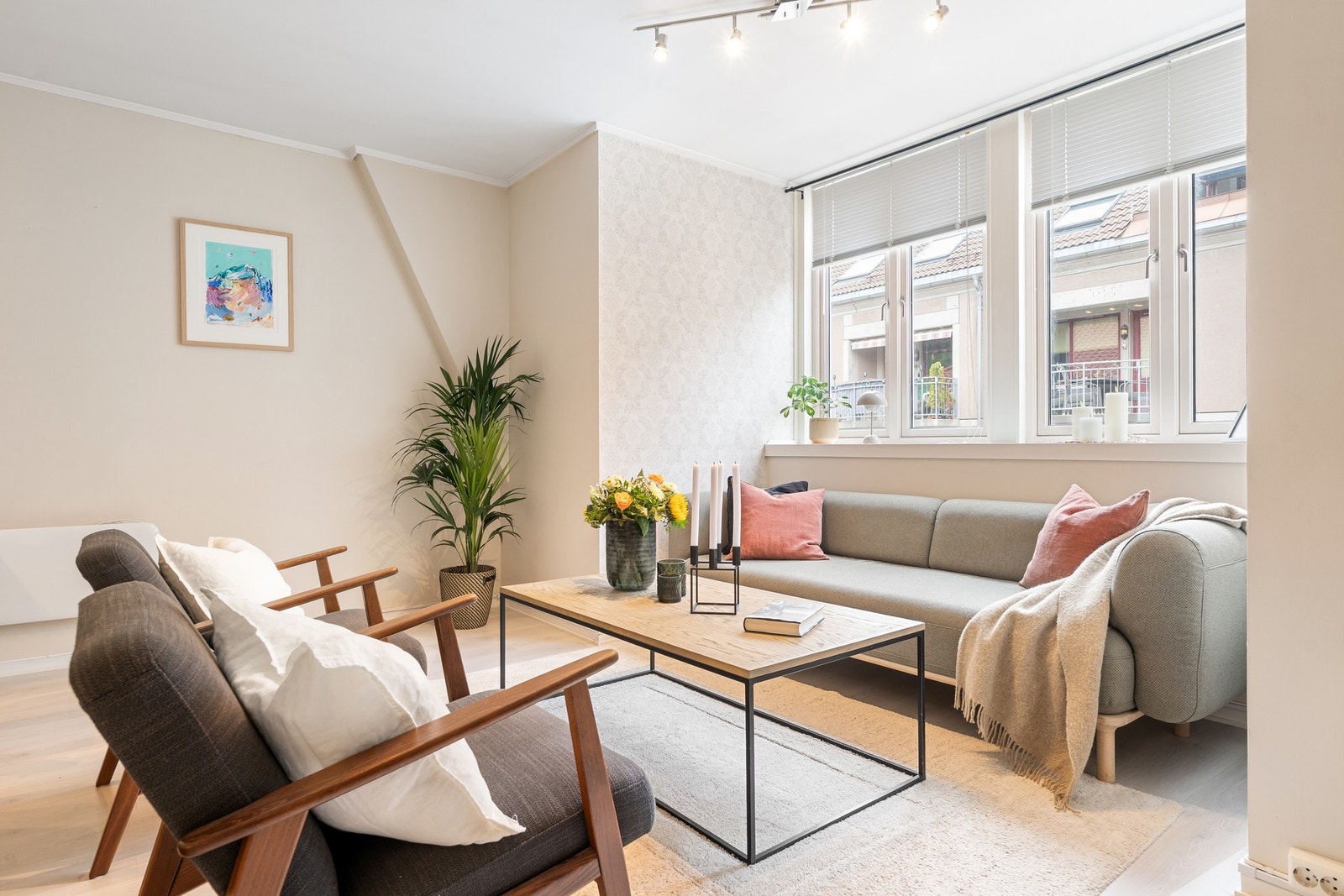 Lys og åpen stue-/kjøkkenløsning på 31,4m² med ypperlige møbleringsmuligheter. Galleribilde