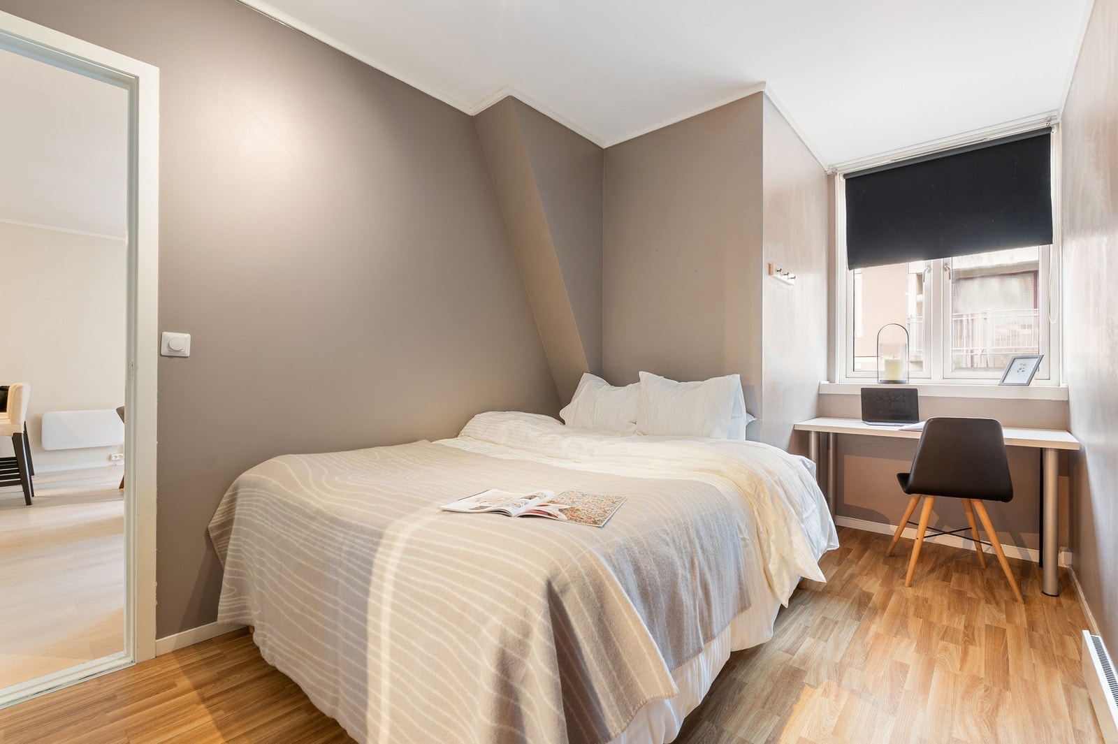Stort soverom på ca. 10,7m² med god plass til ønsket møblement. Galleribilde