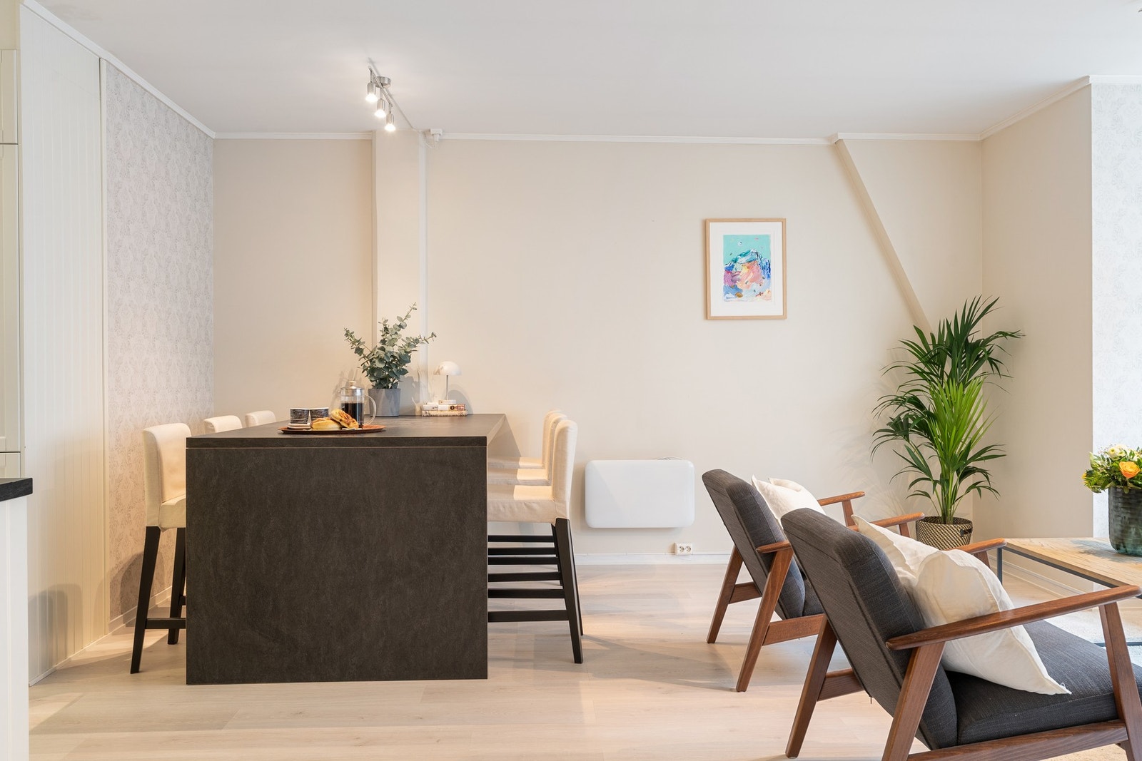Et praktisk spisebord som forlenger kjøkkenet og skaper en naturlig overgang til stuedelen - perfekt for både måltider og sosialt samvær. Galleribilde