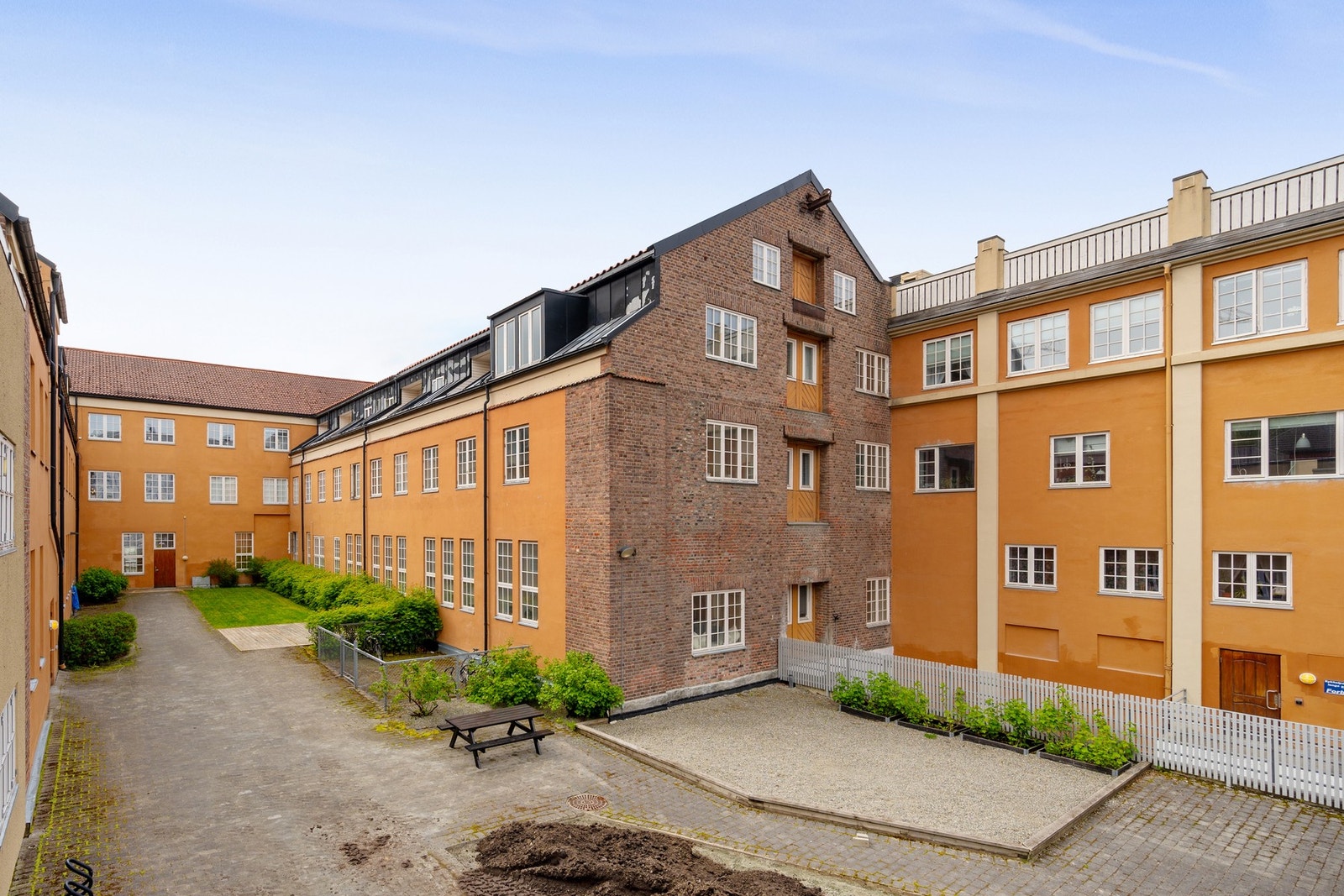Borettslaget har flotte fellesarealer både barn, voksne og firbente kan boltre seg på. Galleribilde