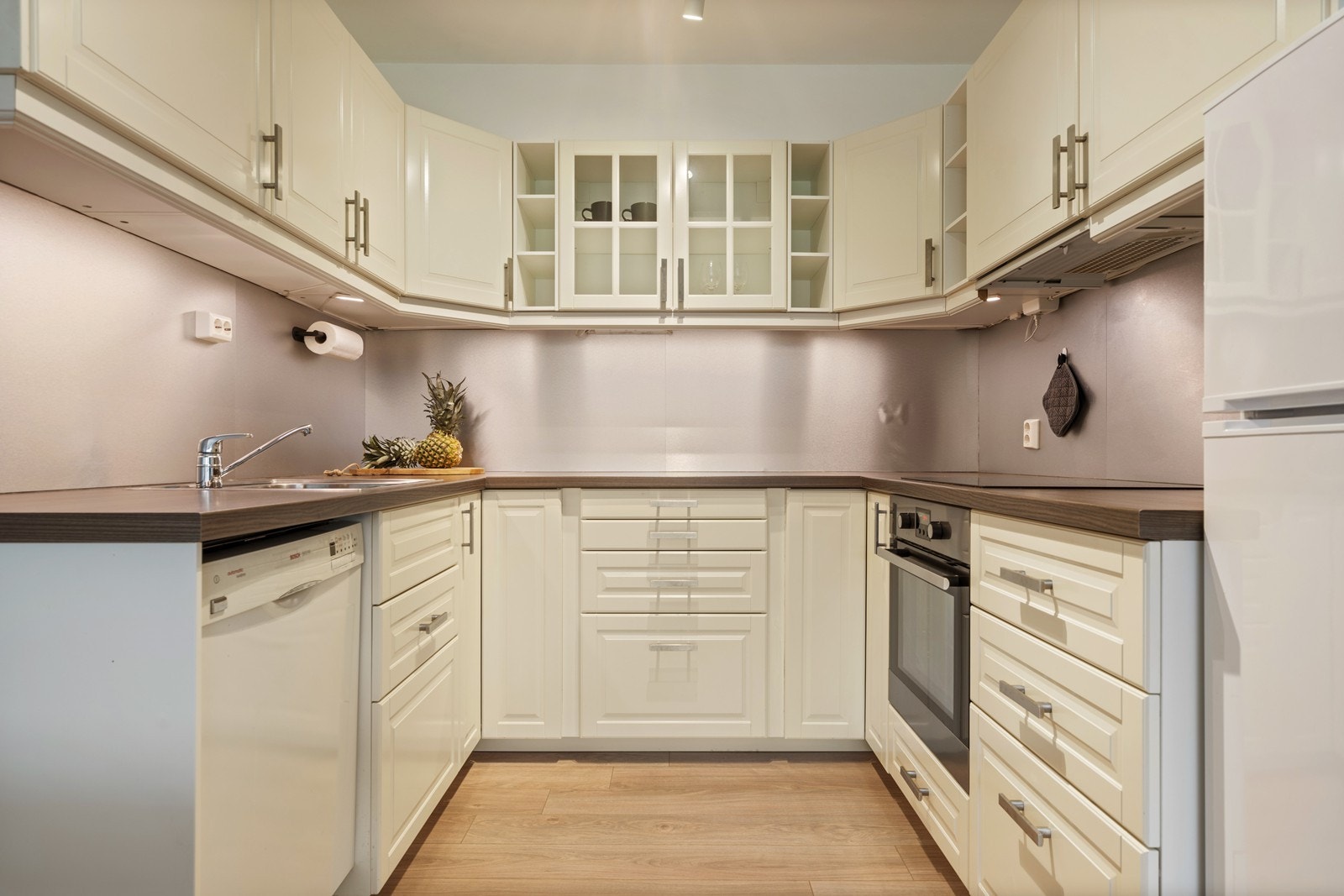 Tidløst kjøkken i hestesko med hvite profilerte fronter Galleribilde