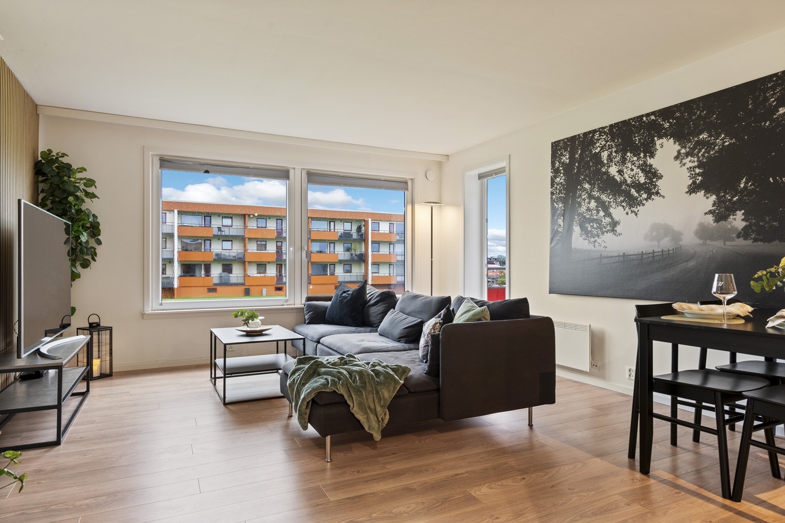 Leiligheten ligger i 2. etasje med gjennomgående god standard! Galleribilde