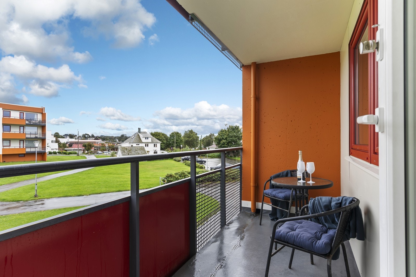 Balkongen er delvis skjermet under tak med sol fra tidlig morgen Galleribilde