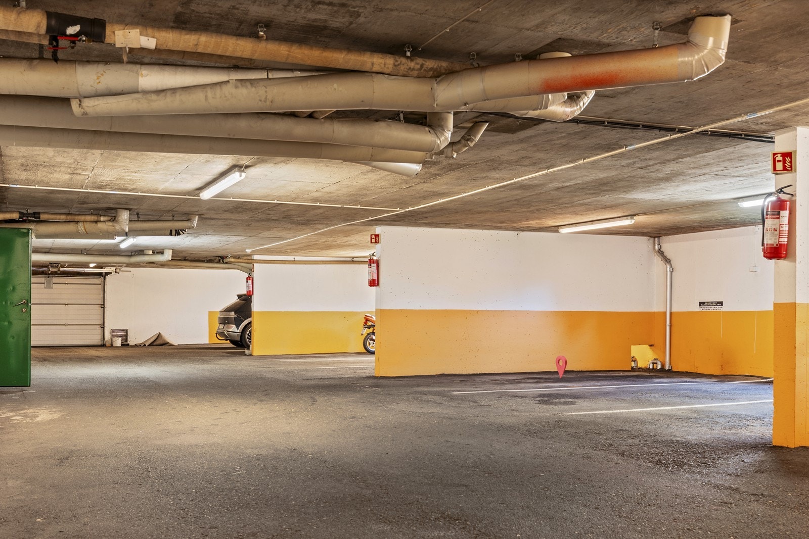 Fast parkeringsplass i garasje Galleribilde