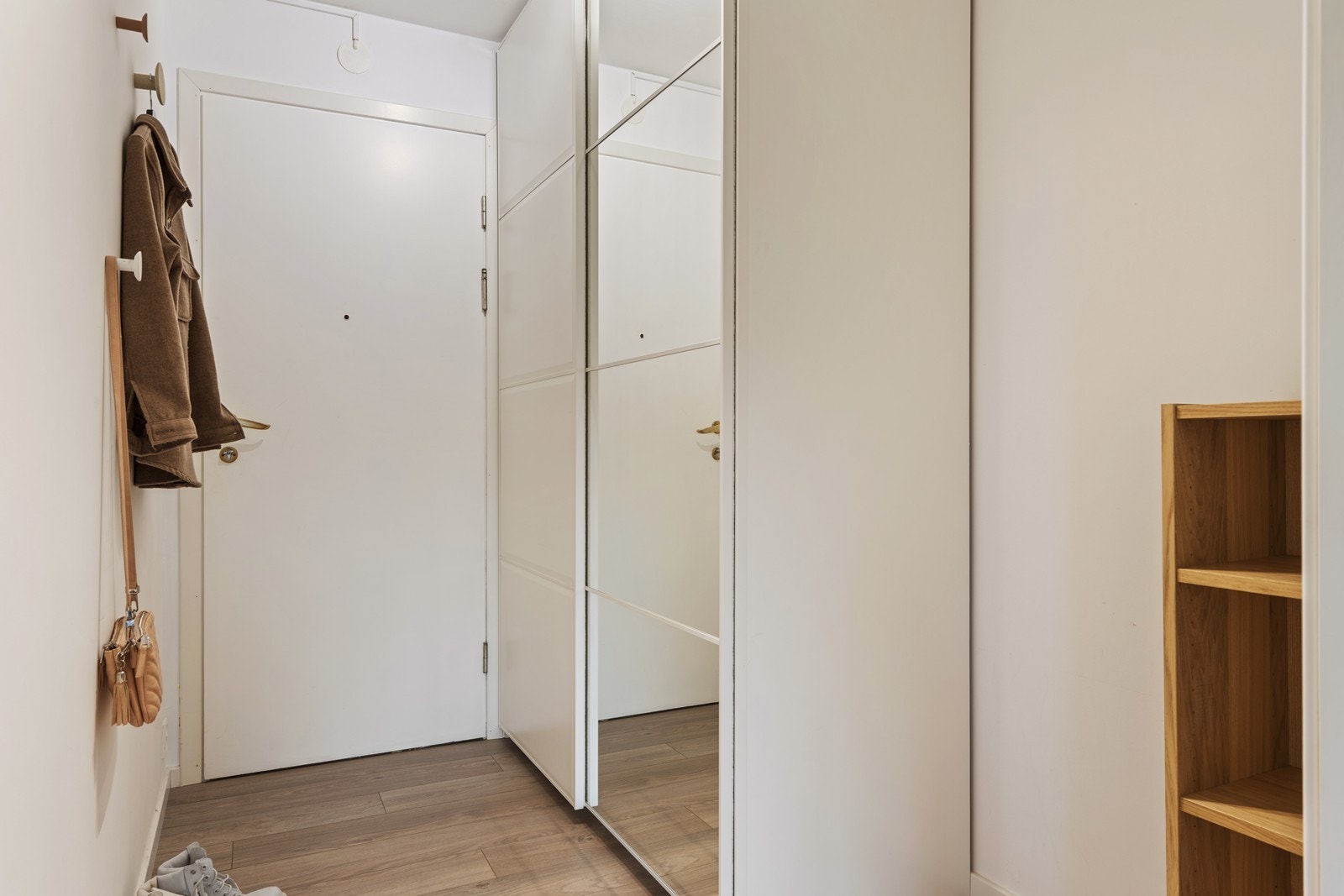 God plass til yttertøy og sko i skyvedørsgarderobe Galleribilde