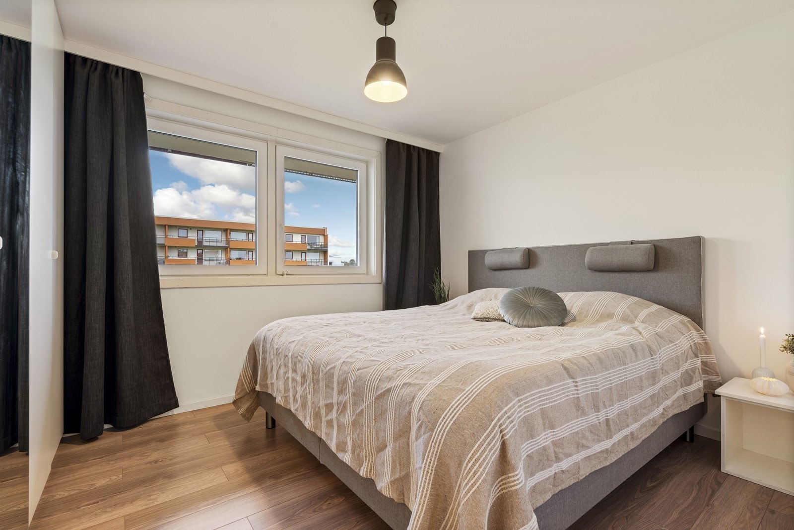 Hovedsoverom av god størrelse, med plass til stor dobbeltseng og rikelig med oppbevaring i garderobeskap Galleribilde