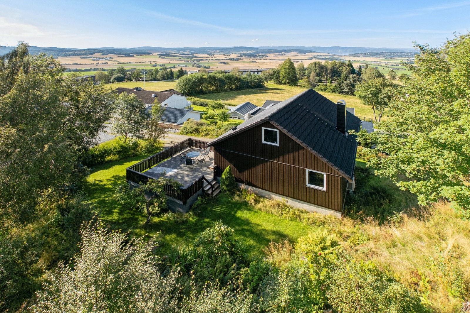 Romslig tomt på over 1 mål - Opparbeidet med plen, beplantning og gruset gårdsplass Galleribilde