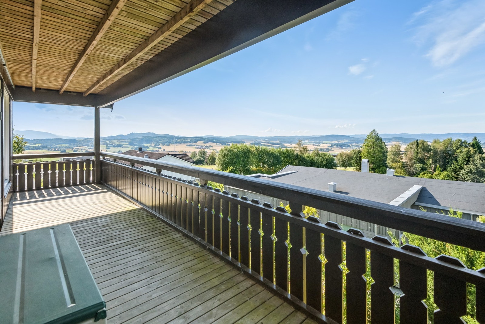 Eiendommen ligger fint til med flott utsikt og gode solforhold Galleribilde