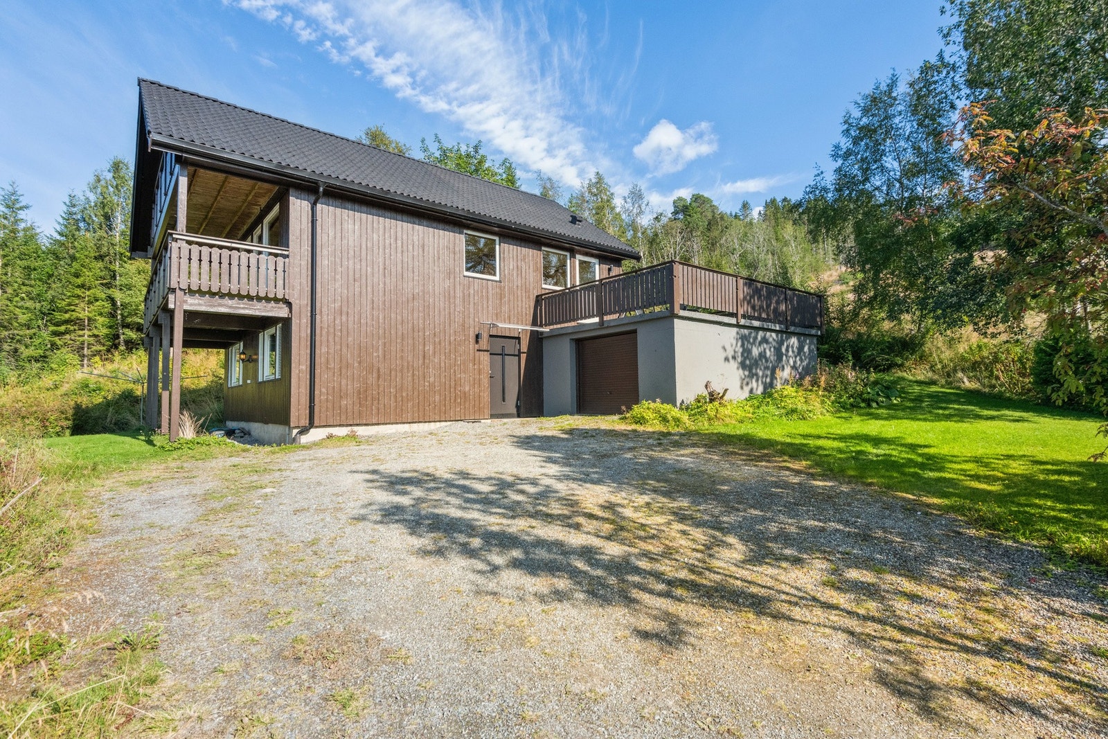 Parkering i garasje eller på egen gårdsplass - godt med plass til både bil og besøk Galleribilde