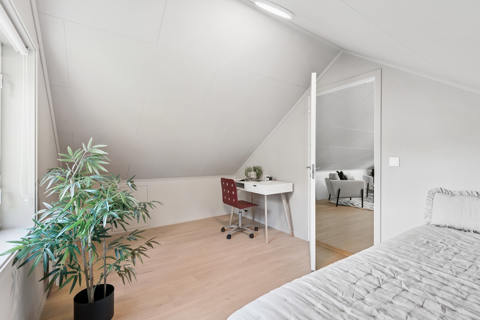 Rom innredet som soverom på loft. Galleribilde