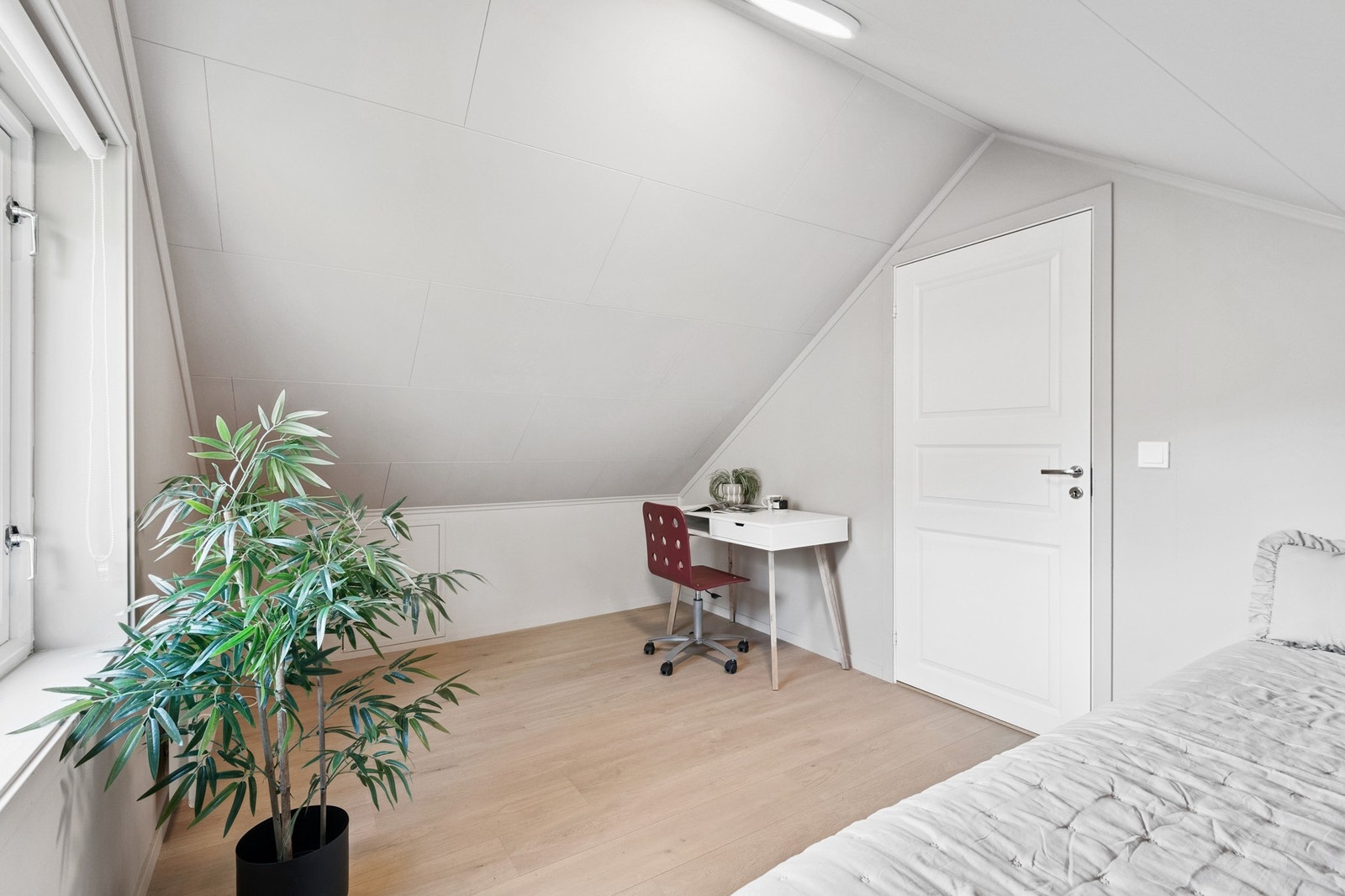 Rom innredet som soverom på loft. Galleribilde