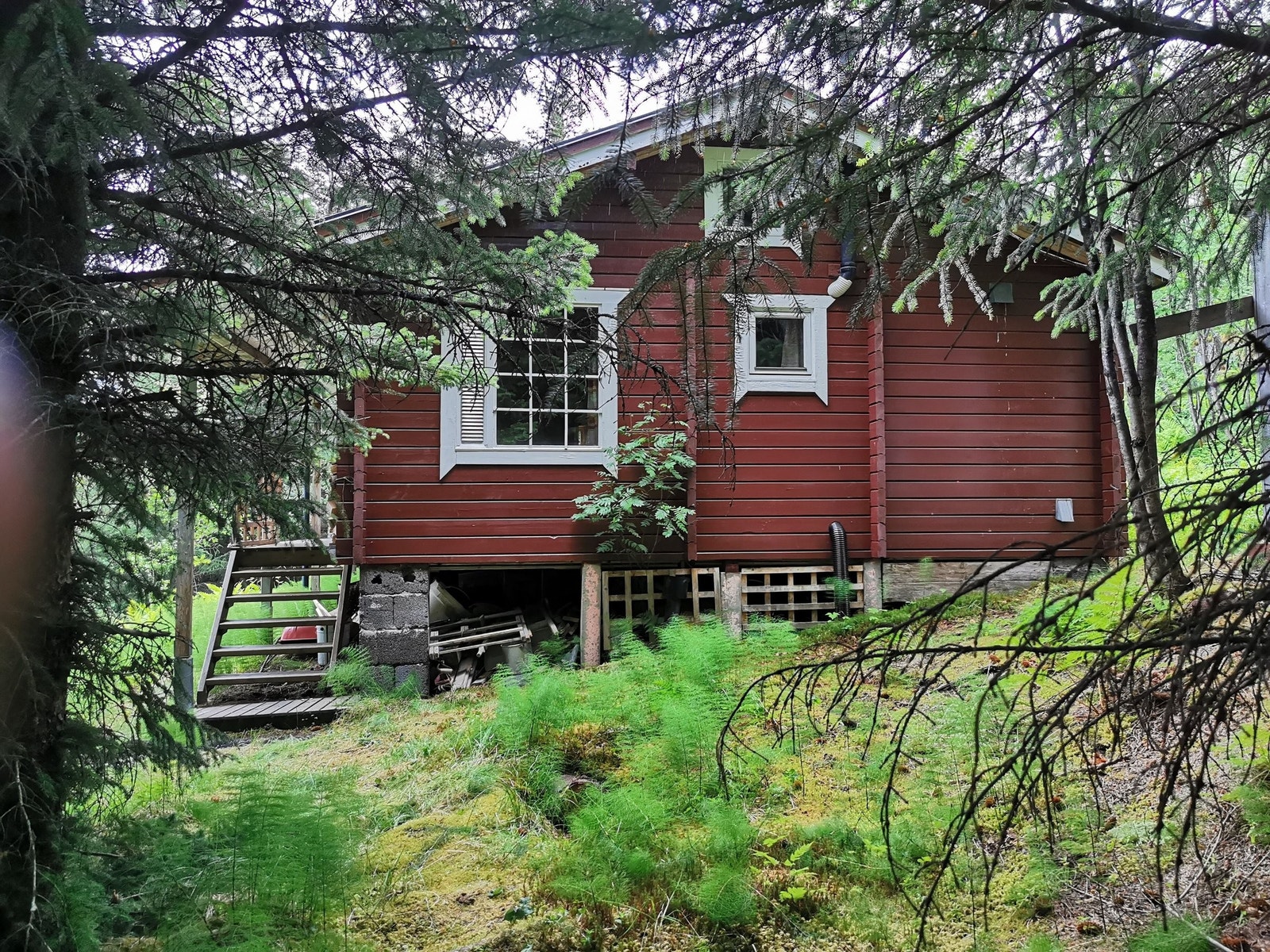 Hytta ligger usjenert til på en høyde med skog rundt ca 100 meter fra fylkesvei 862, nord for Sjøtun på Kvaløya. Adgang til hytta via en gangsti gjennom lett kupert terreng fra parkeringen. Galleribilde