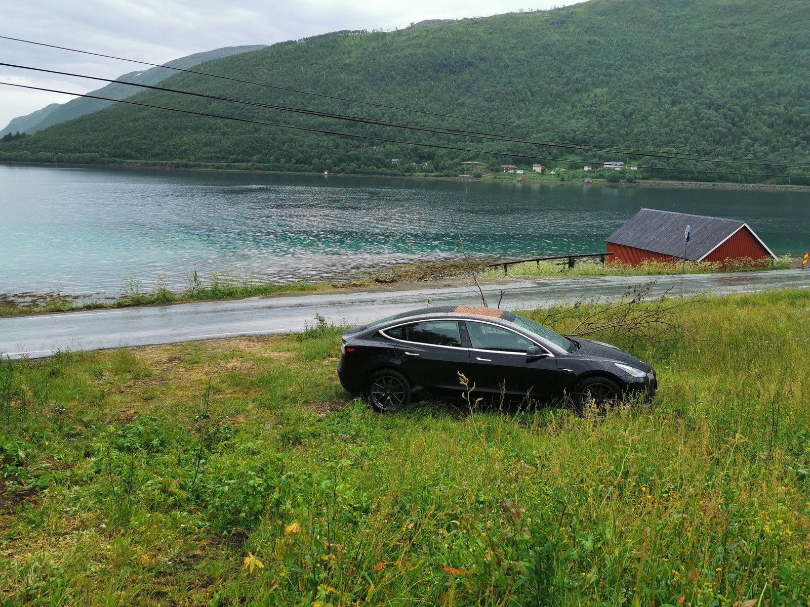 Det er tinglyst rett til parkering for 2 biler på nabotomt med egen avkjøring fra fylkesveien. Galleribilde