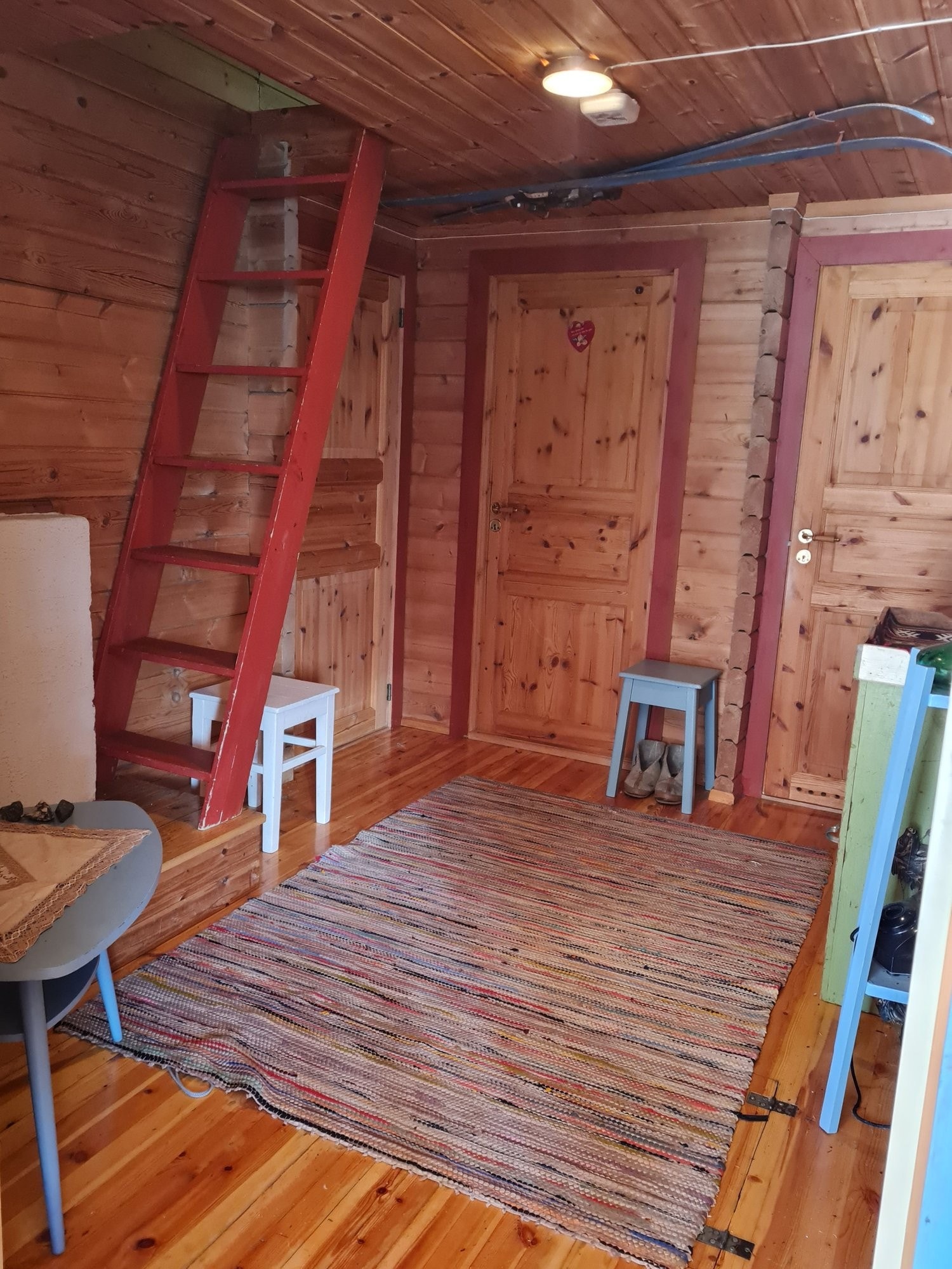 Til venstre er trappen opp til hemsen. Bak denne er døren til soverom nr 2 Galleribilde