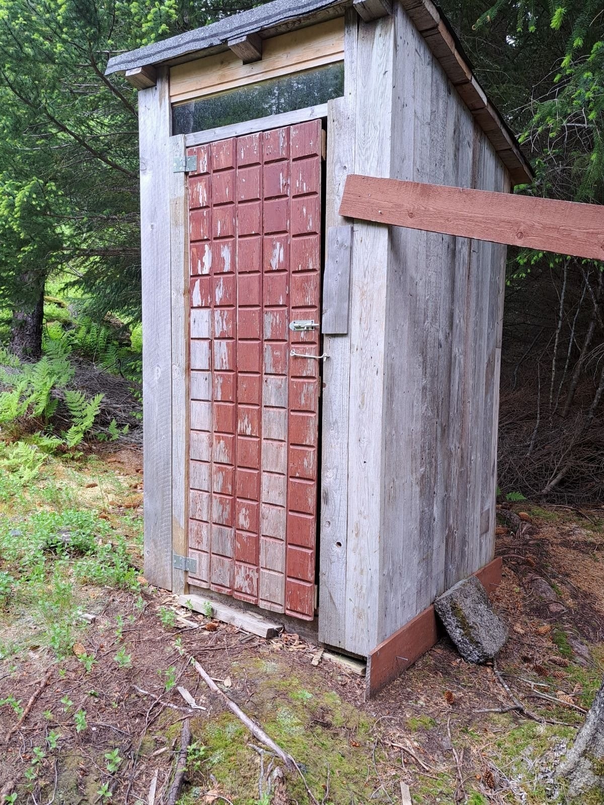 Det er også en utedo på eiendommen Galleribilde