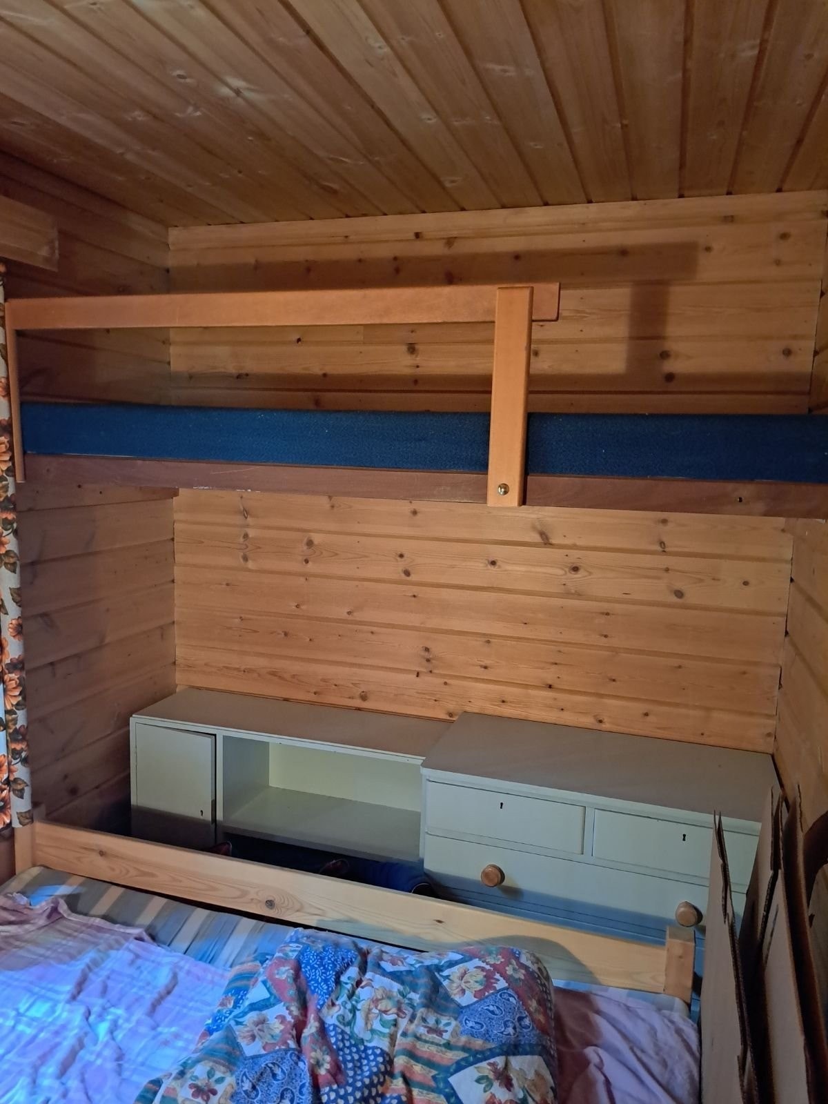 På soverom nr 2 er det også montert opp en barneseng Galleribilde