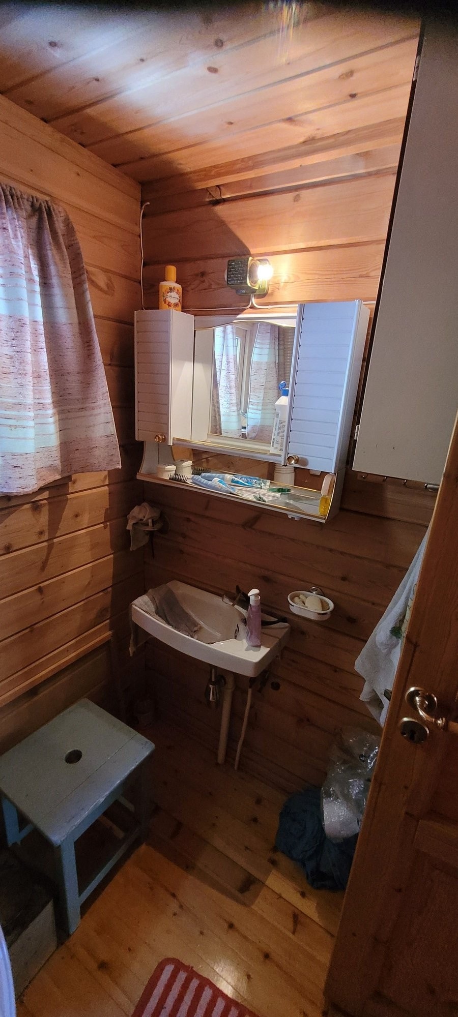 På toalettrommet er det innlagt vann fra bekken og her er det også montert opp et speil og et skap Galleribilde