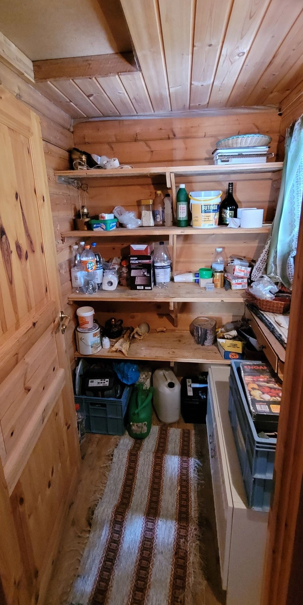 Fra yttergangen er det inngang til hyttas lagringsrom Galleribilde