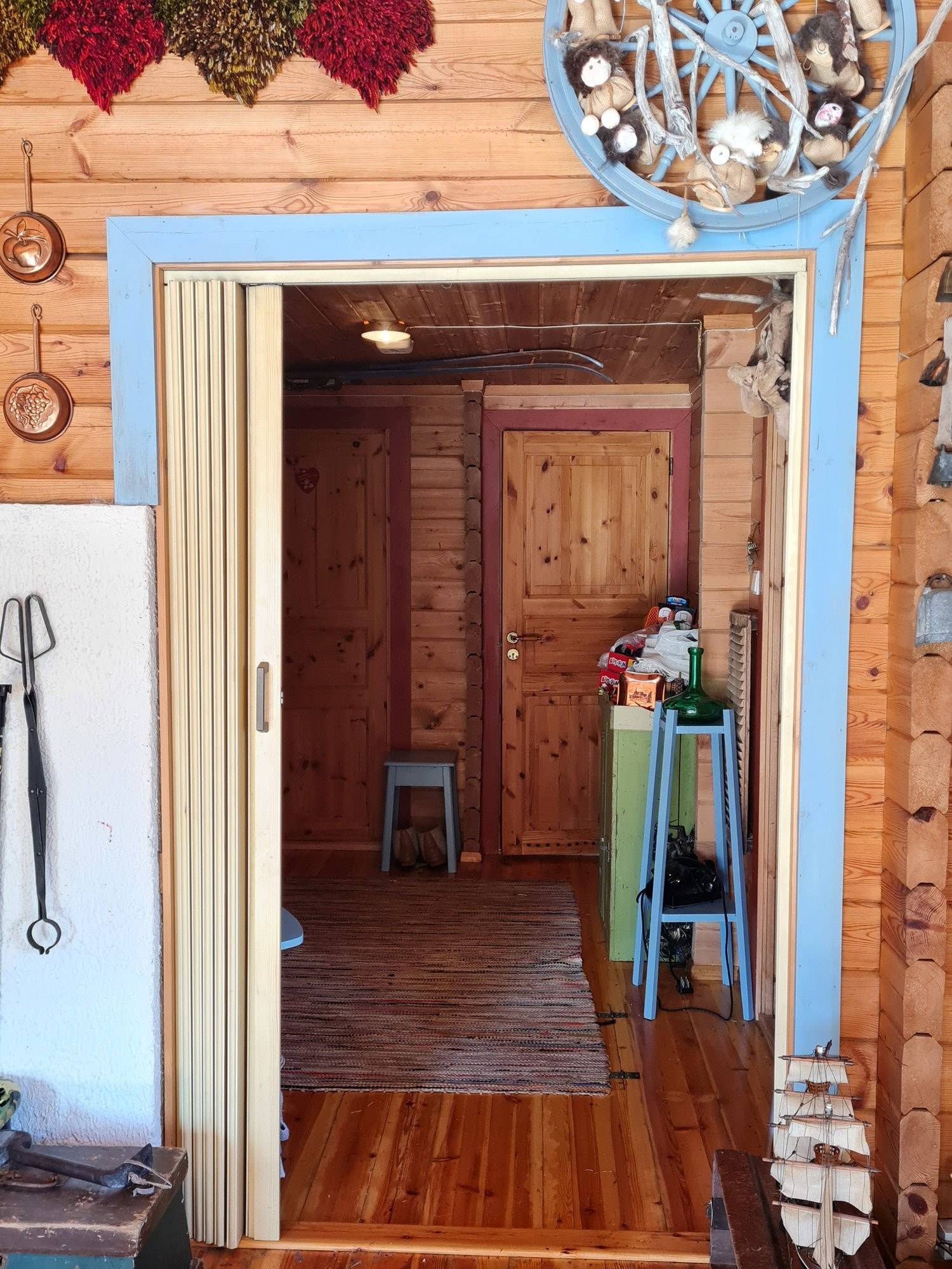 La oss se på resten av hytta som er tilgjengelig fra gangen. Til høyre kan du skimte inngangspartiet. Døren rett frem er til soverom nr 1, mens døren til venstre er til toalettrommet Galleribilde