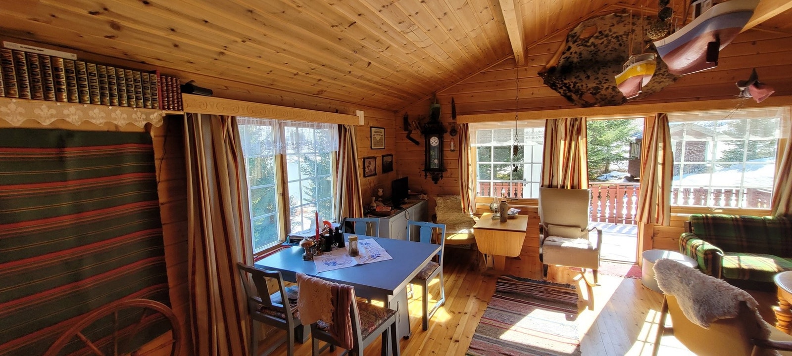 Stua er romslig og det naturlige samlingspunktet. Her er det høyt under taket Galleribilde