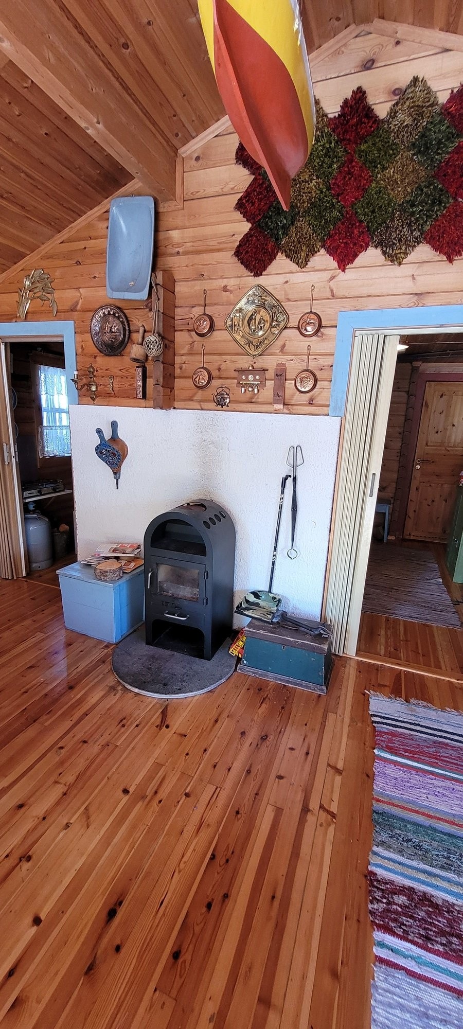I stua er det en ovn med vedfyring som gir god varme på kalde vinterdager Galleribilde