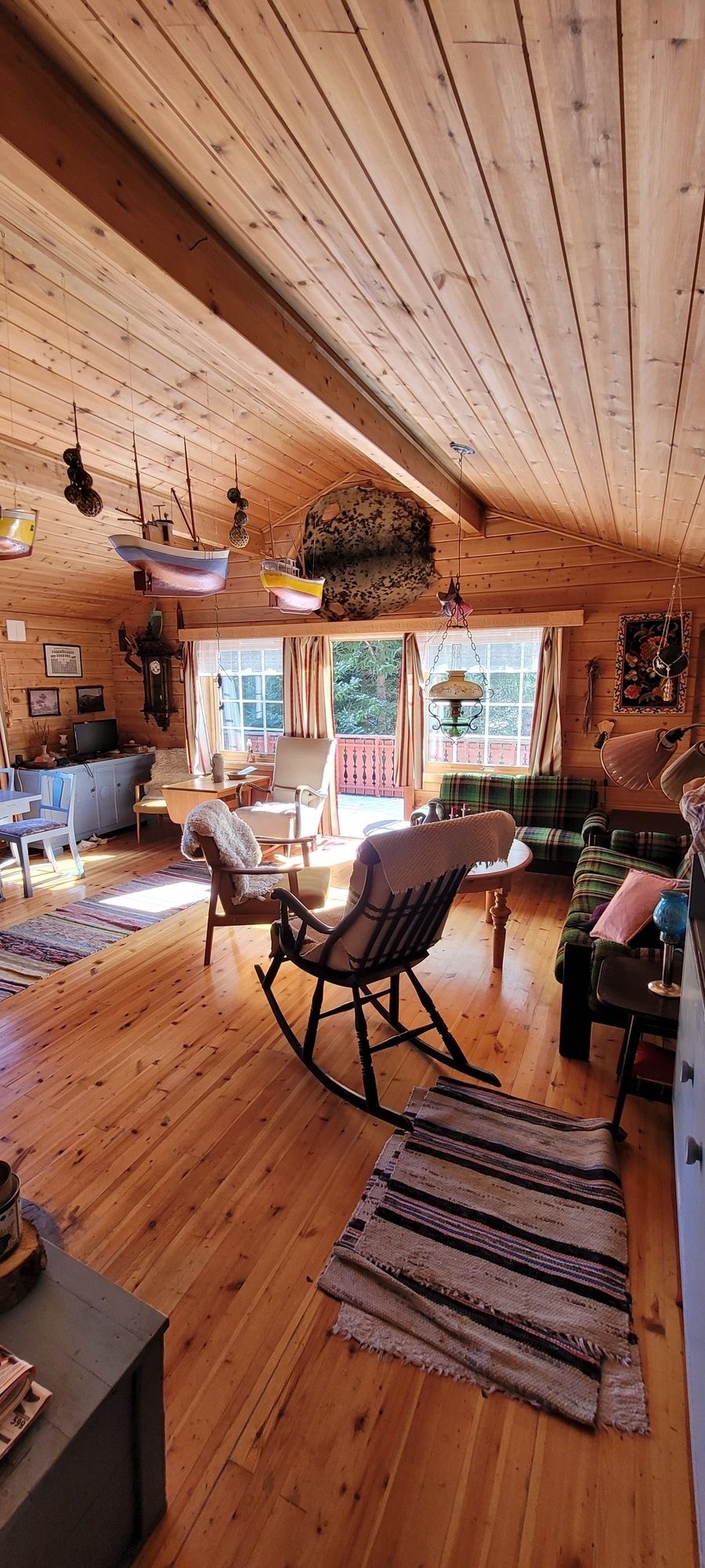 Stua sett fra kjøkkenet. Her kan du nyte late dager i naturskjønne omgivelser Galleribilde