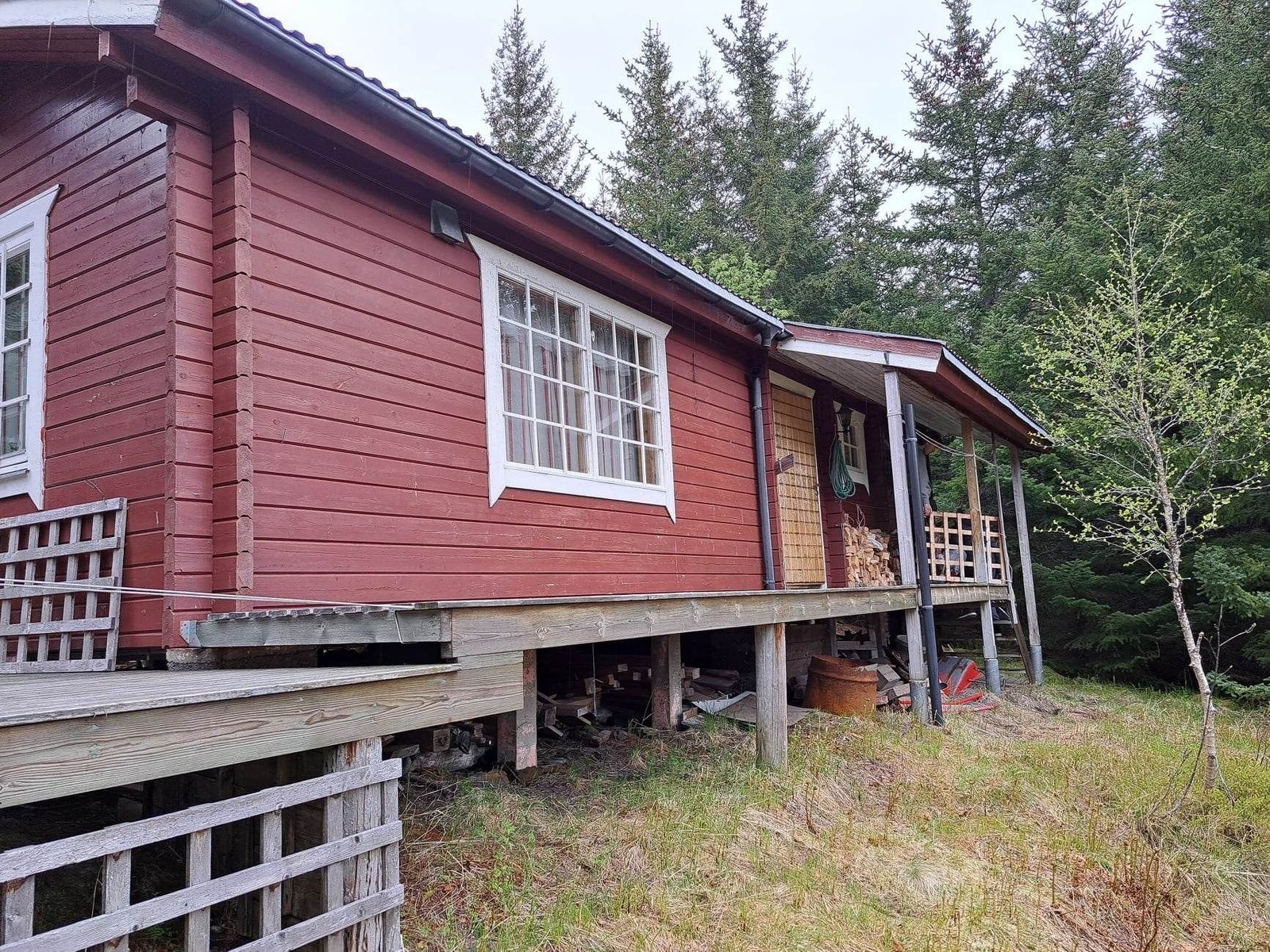 Hyttas inngangsparti. Terasse forran hytta og stor veranda hvor du kan nyte den friske luften og naturen Galleribilde